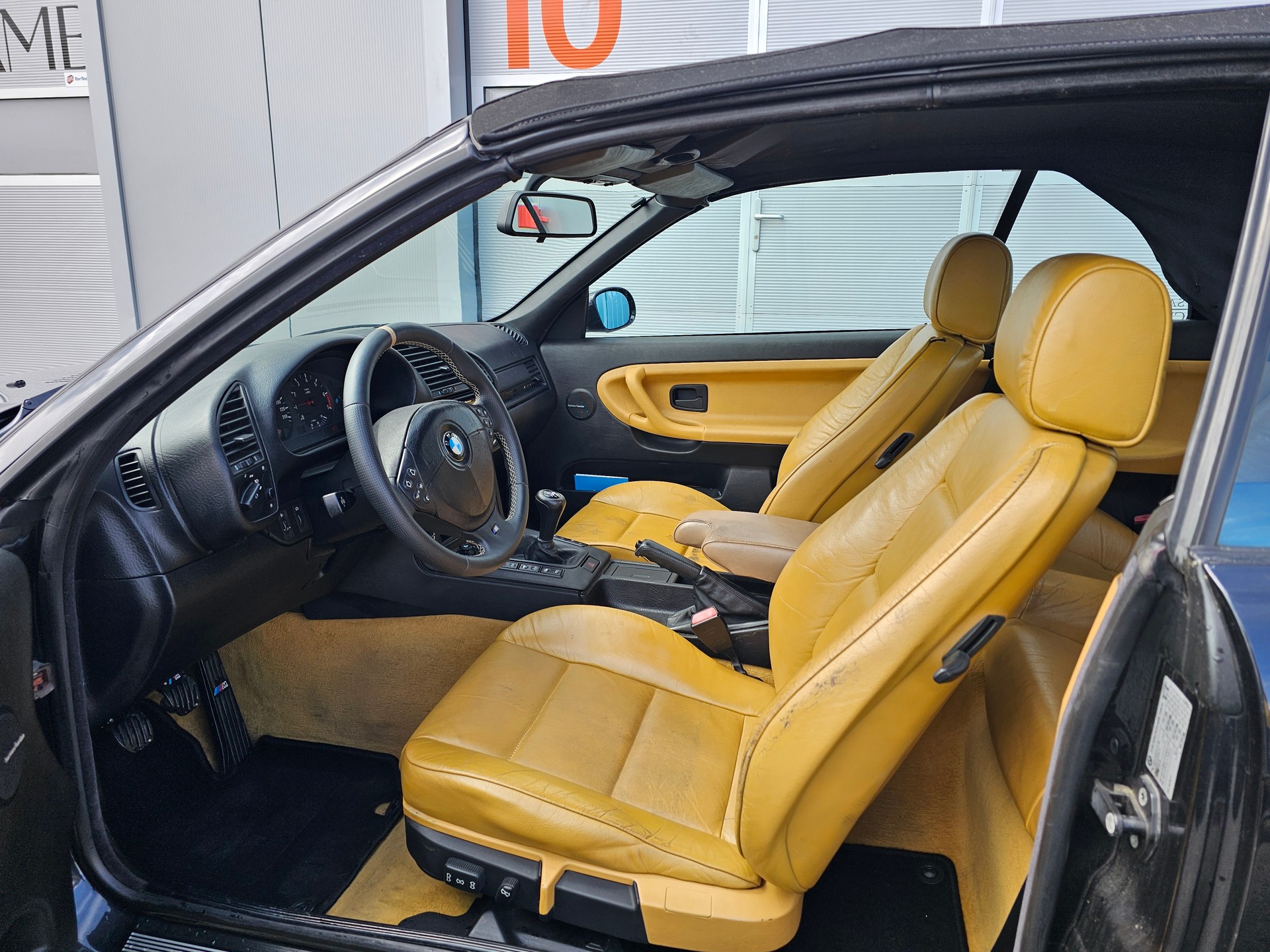 BMW 320i M-Paket Cabrio-image-9