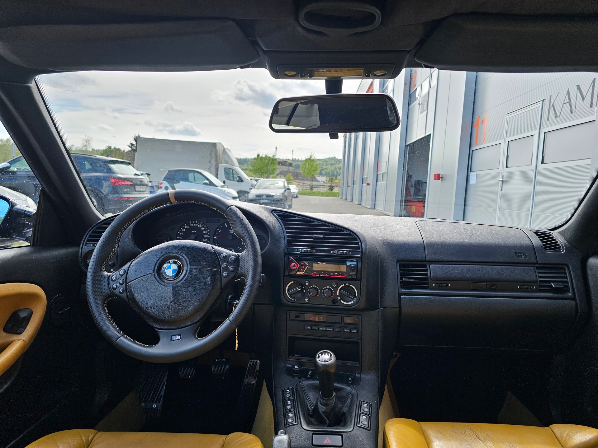 BMW 320i M-Paket Cabrio-image-8