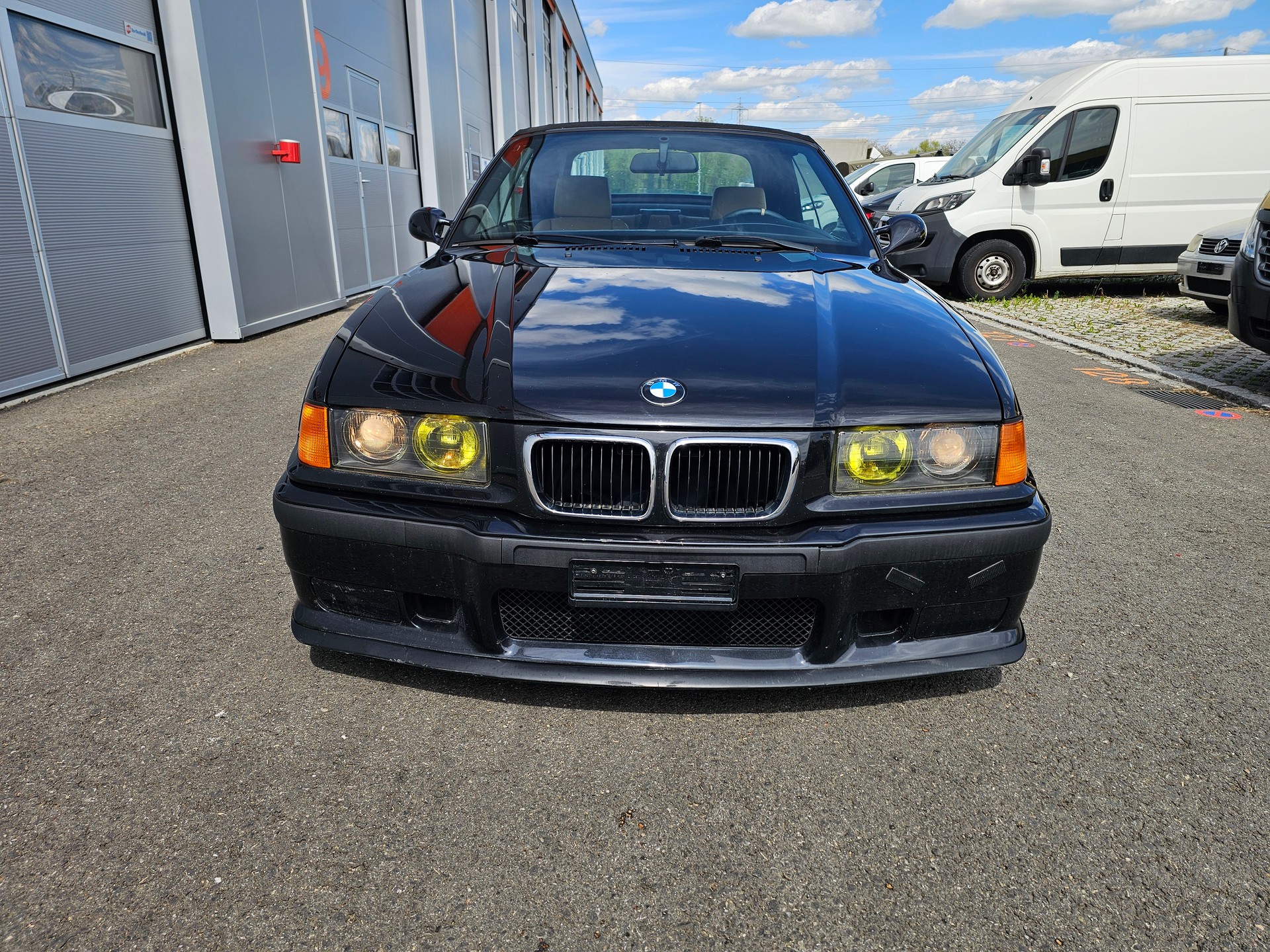 BMW 320i M-Paket Cabrio-image-7