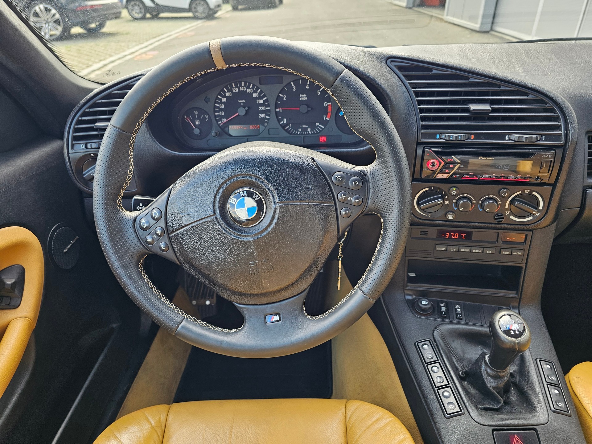 BMW 320i M-Paket Cabrio-image-12