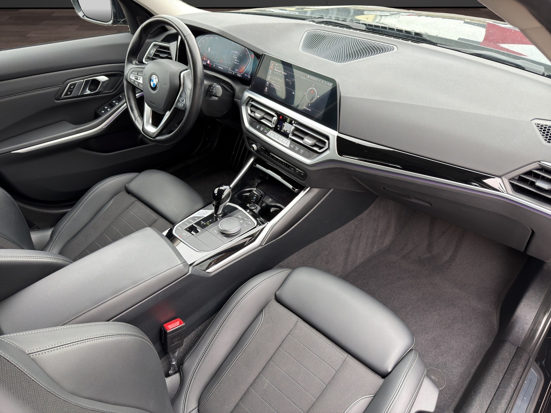 BMW 318d 48V Touring Sport Line Steptronic-image-18