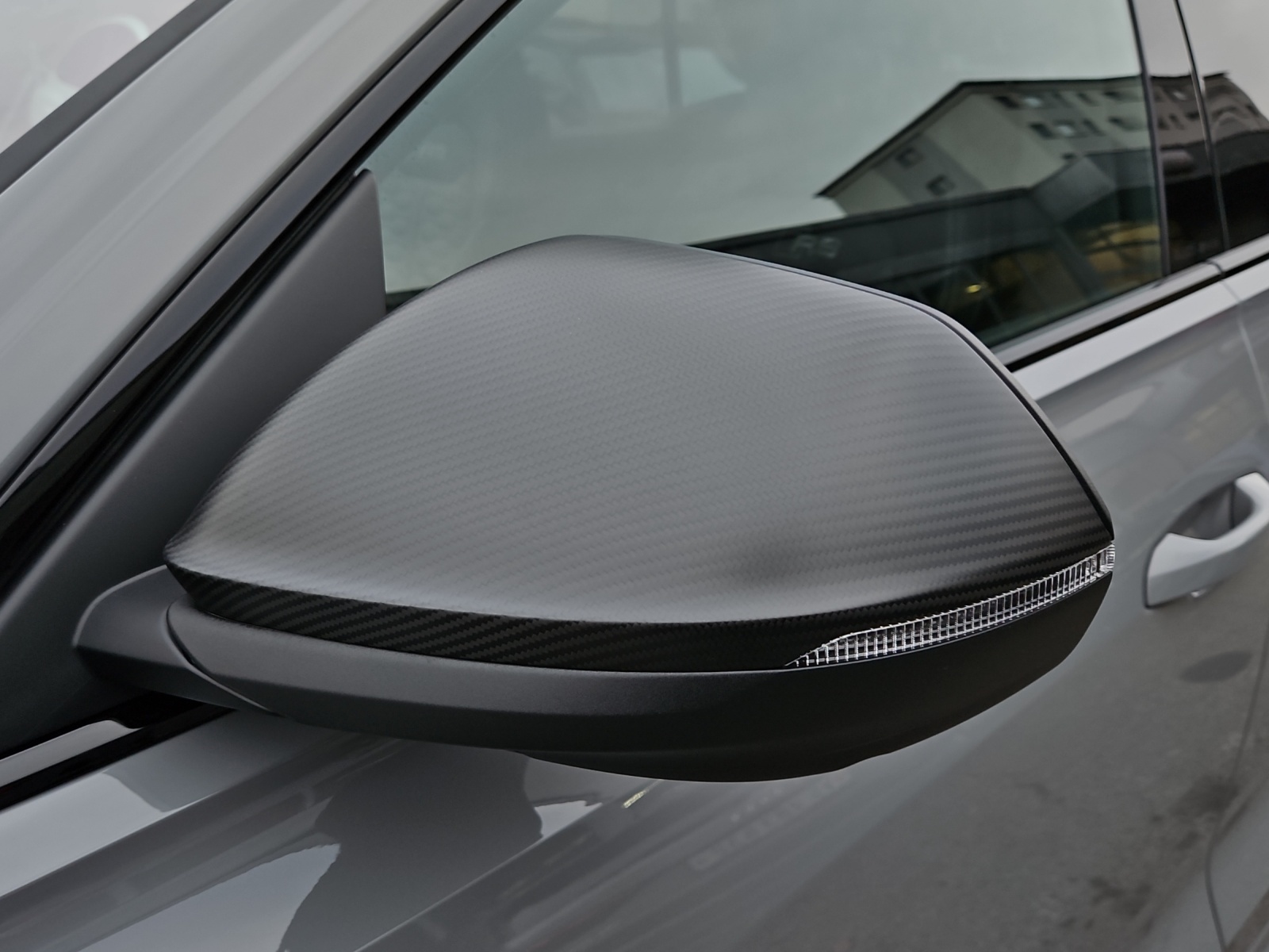 AUDI RSQ8 performance quattro-image-8