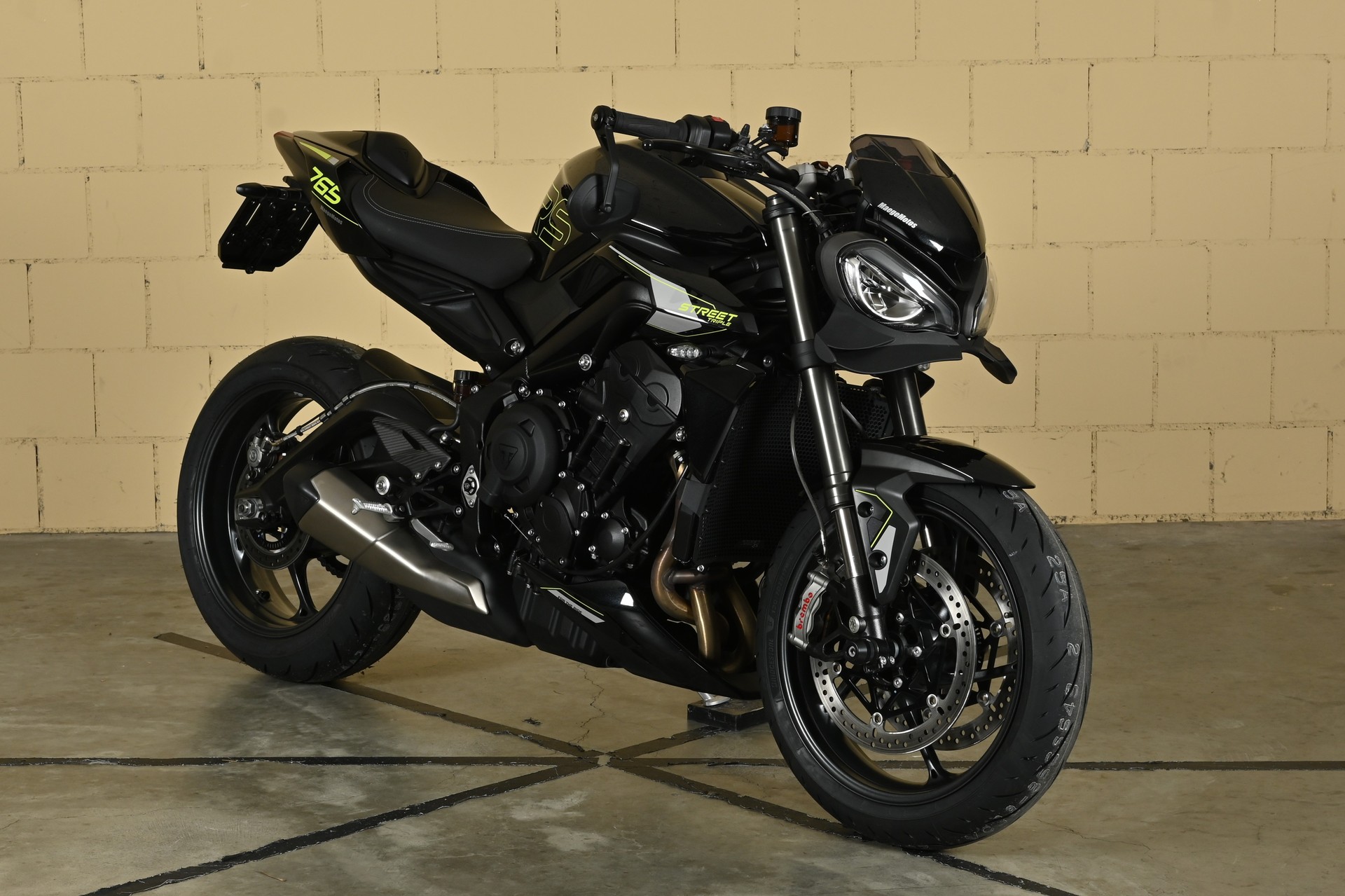 TRIUMPH Street Triple RS 765-showroom-element-1