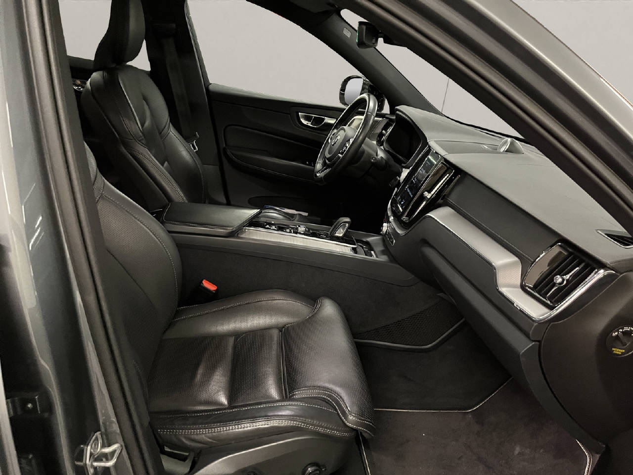VOLVO XC60 2.0 B5 MH R-Design AWD-image-11