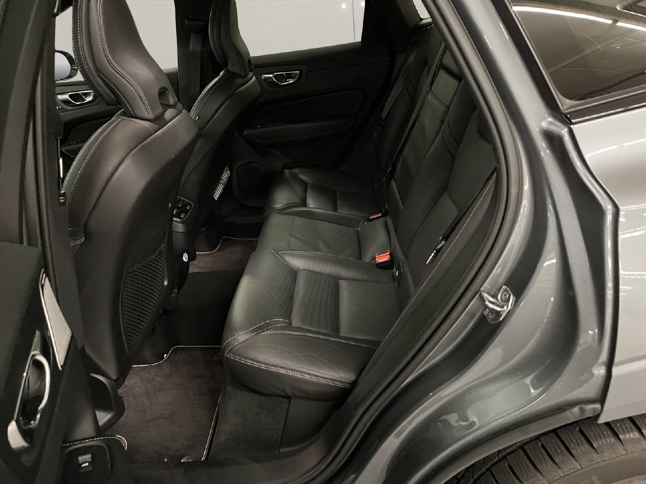 VOLVO XC60 2.0 B5 MH R-Design AWD-image-10