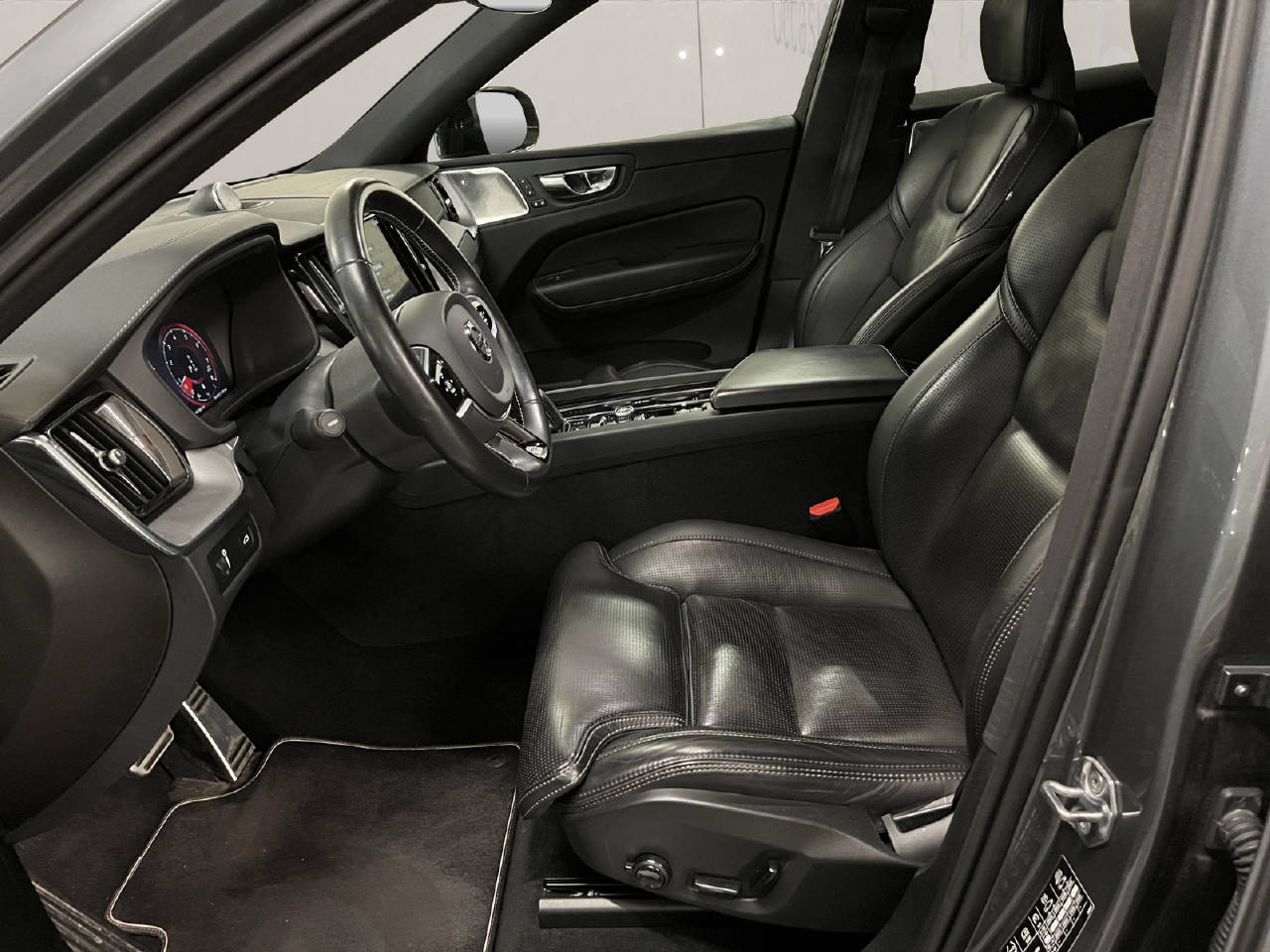 VOLVO XC60 2.0 B5 MH R-Design AWD-image-4