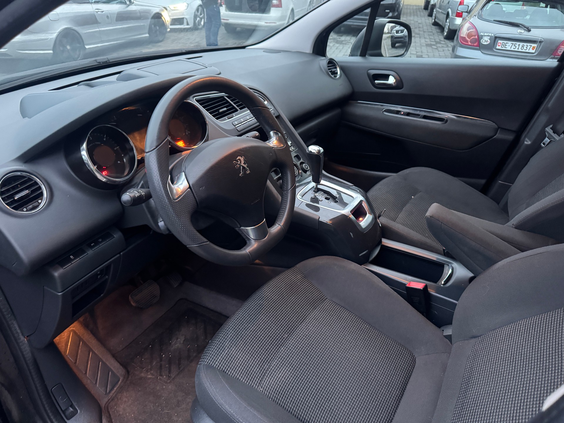 PEUGEOT 5008 1.6 BlueHDi Business Line Tiptronic-image-6
