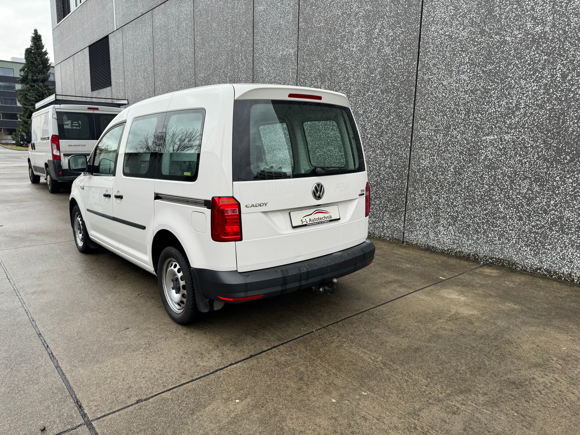 VW Caddy 2.0TDI 4Motion BlueMotion Technology DSG-image-11