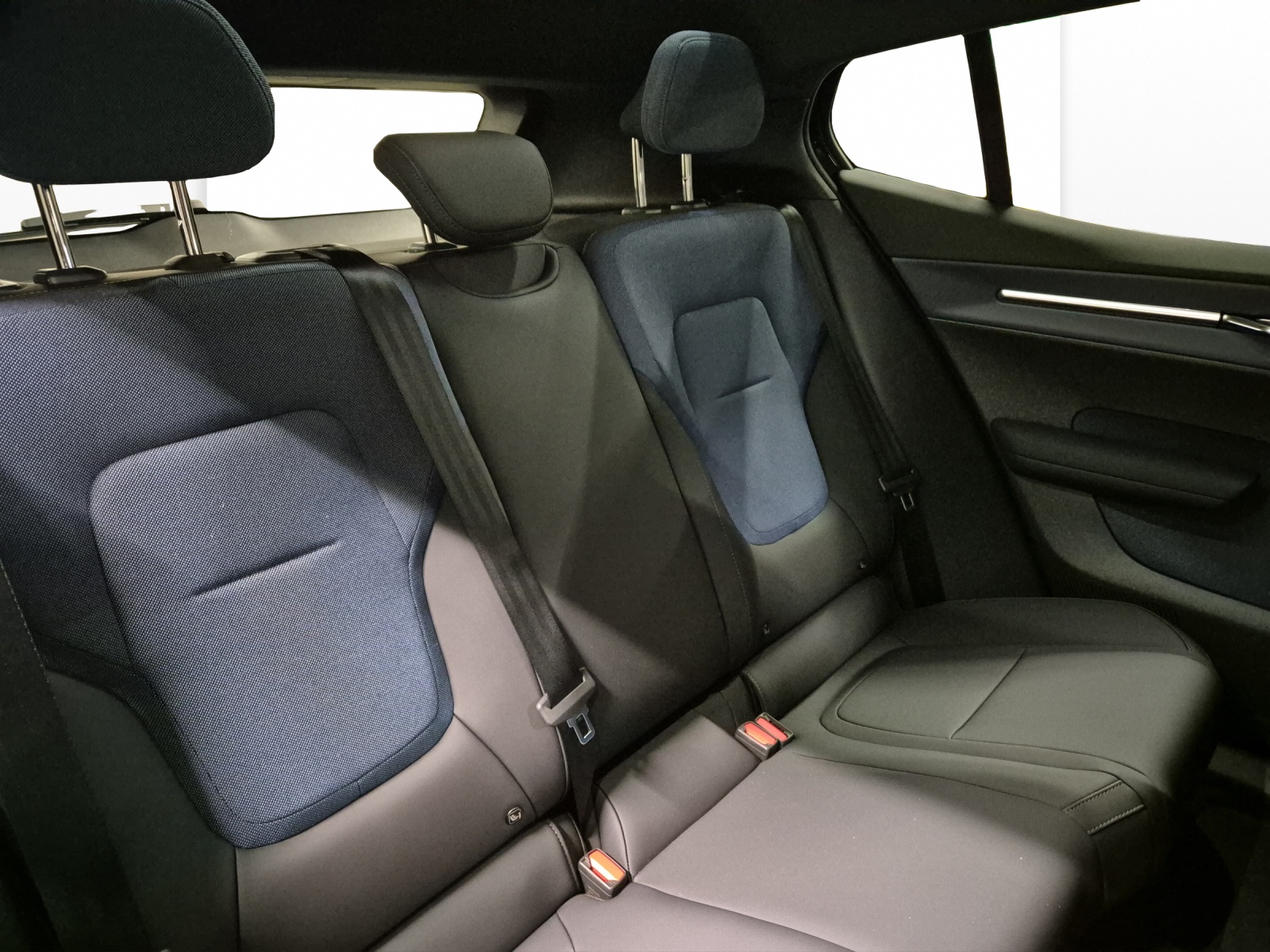 VOLVO EX30 CC E60 Twin Performance AWD-image-16