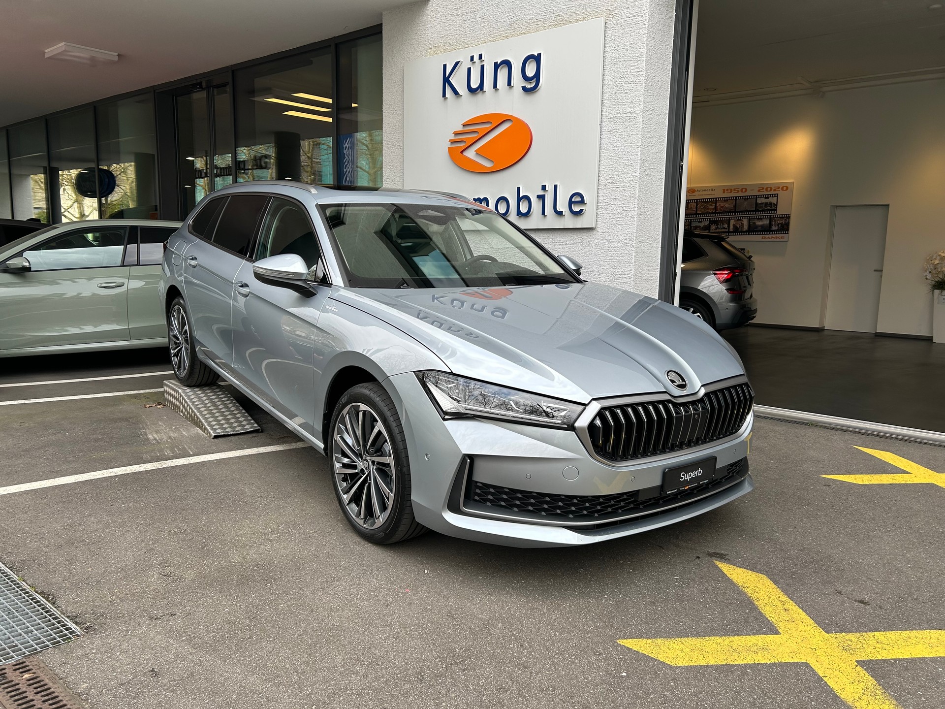 SKODA Superb Combi 2.0 TSI L&K 4x4 DSG-image-0