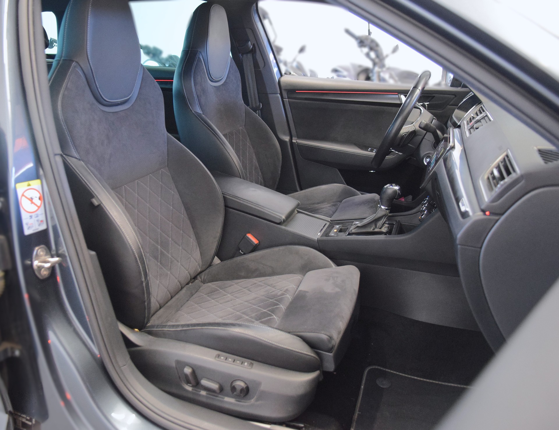 SKODA Superb Combi 2.0 TDi SportLine 4x4 DSG-image-7