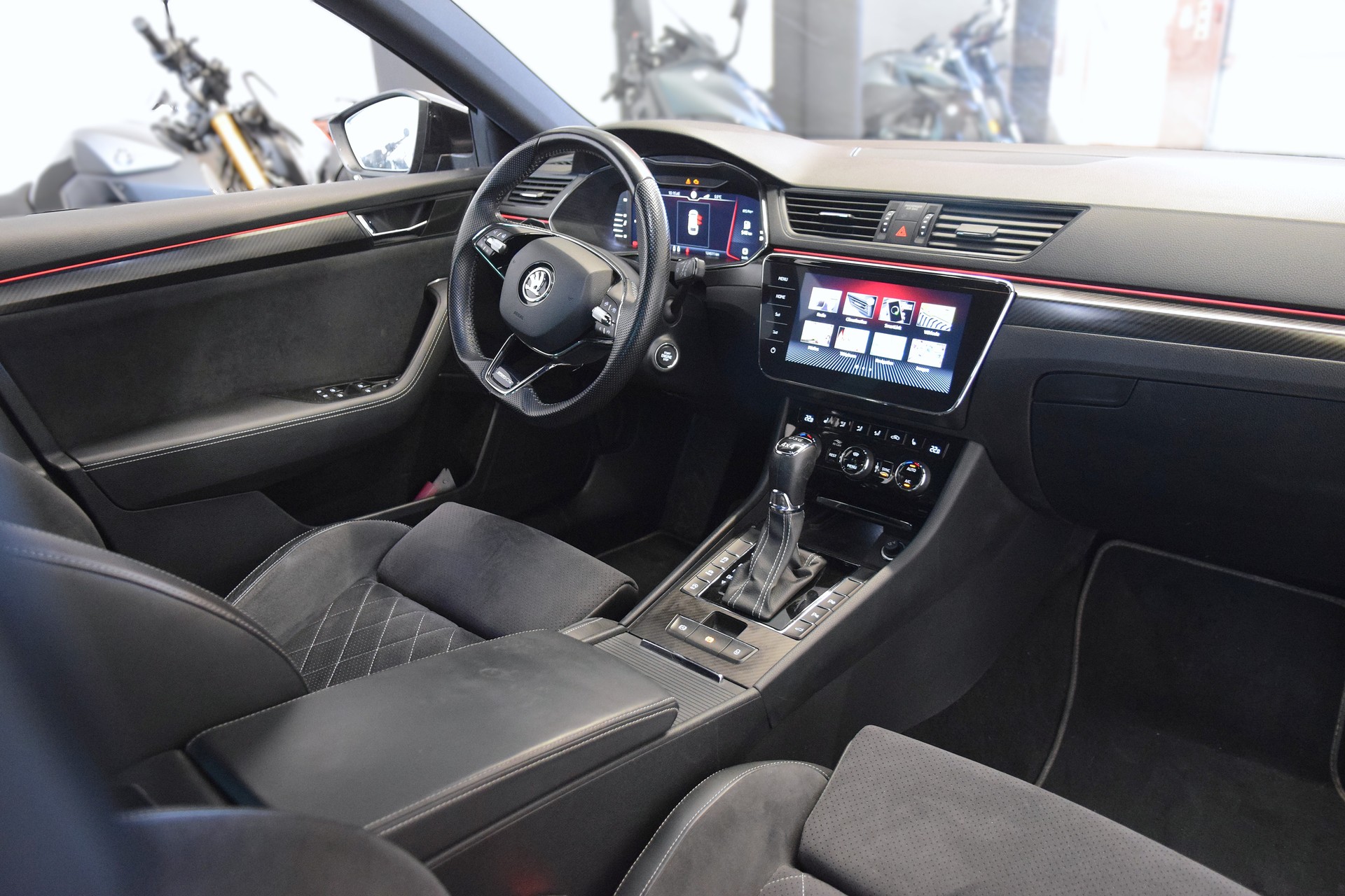 SKODA Superb Combi 2.0 TDi SportLine 4x4 DSG-image-9