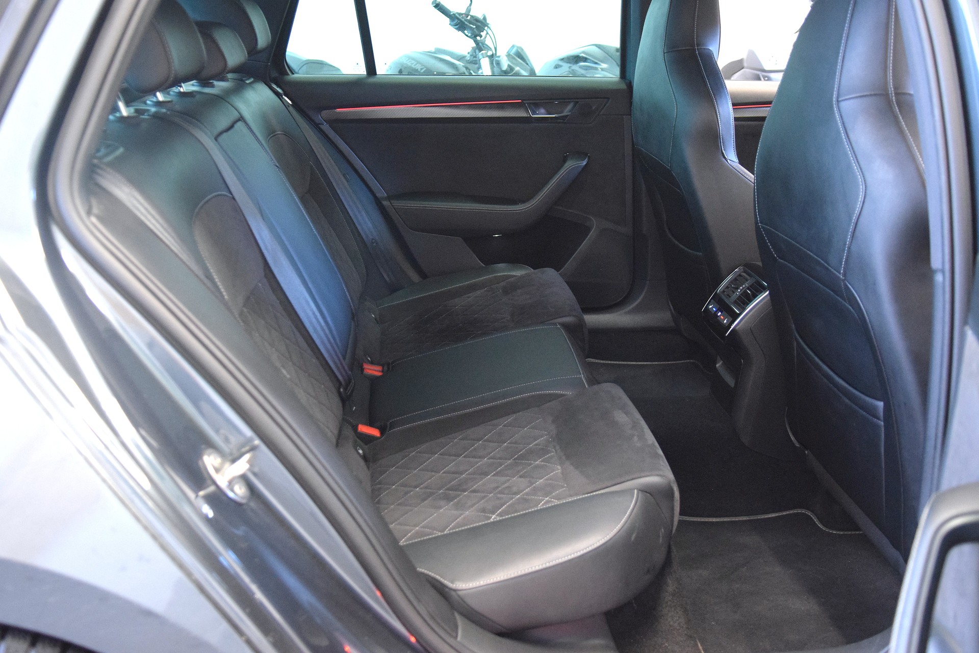 SKODA Superb Combi 2.0 TDi SportLine 4x4 DSG-image-8