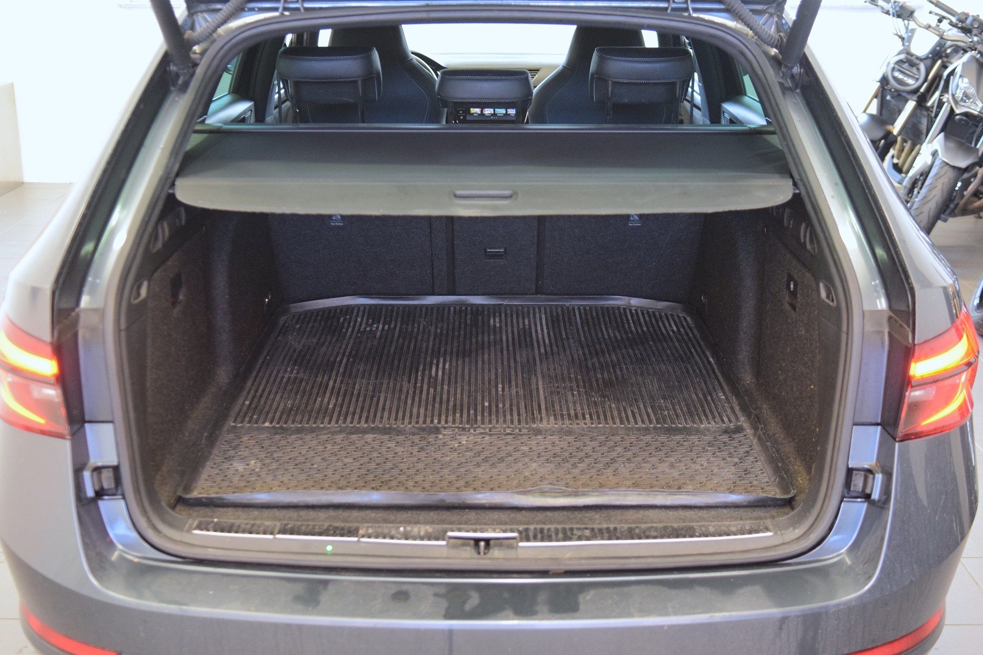 SKODA Superb Combi 2.0 TDi SportLine 4x4 DSG-image-4