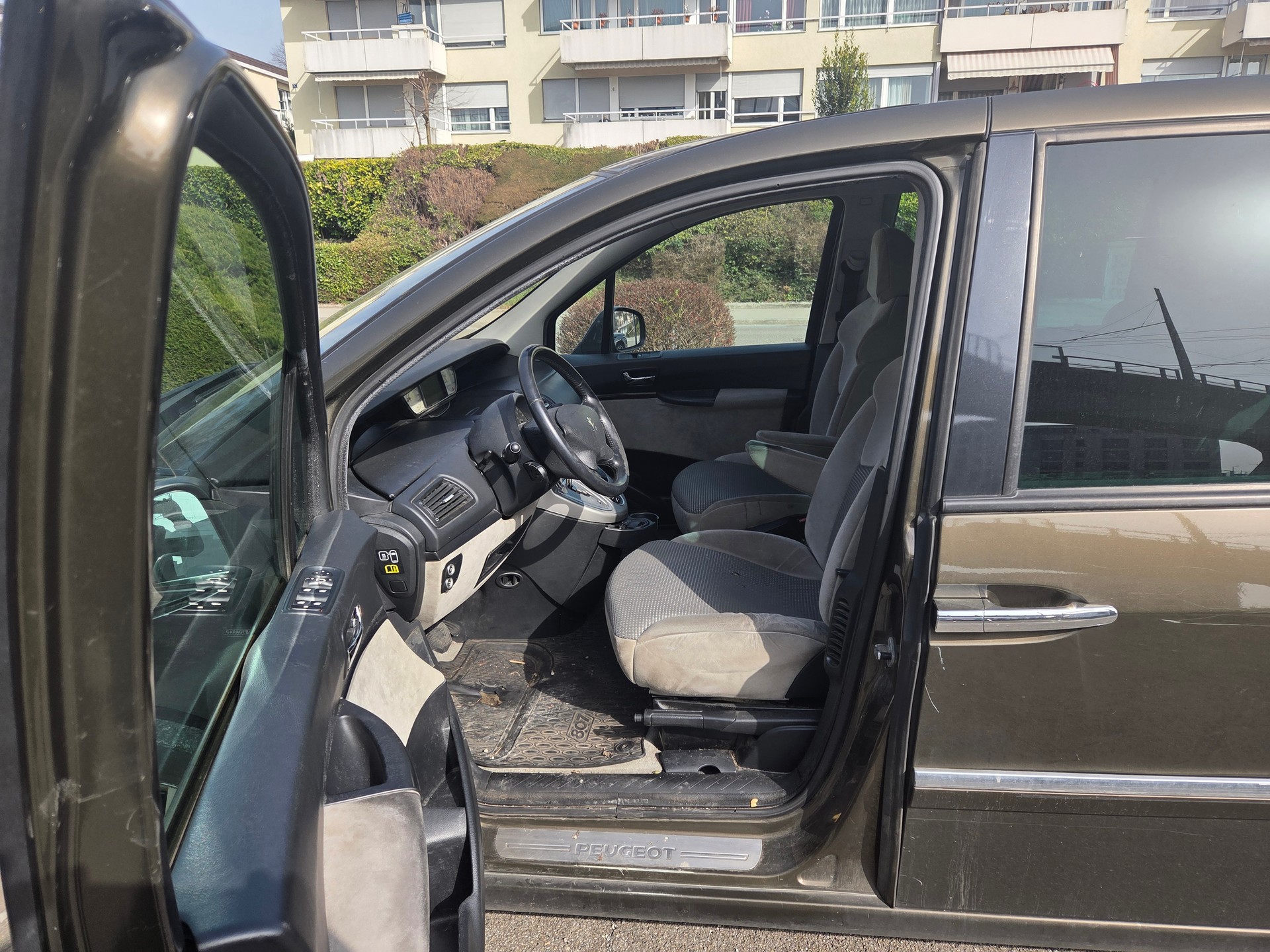 PEUGEOT 807 2.0 16V HDi Family+ Tiptronic-image-8