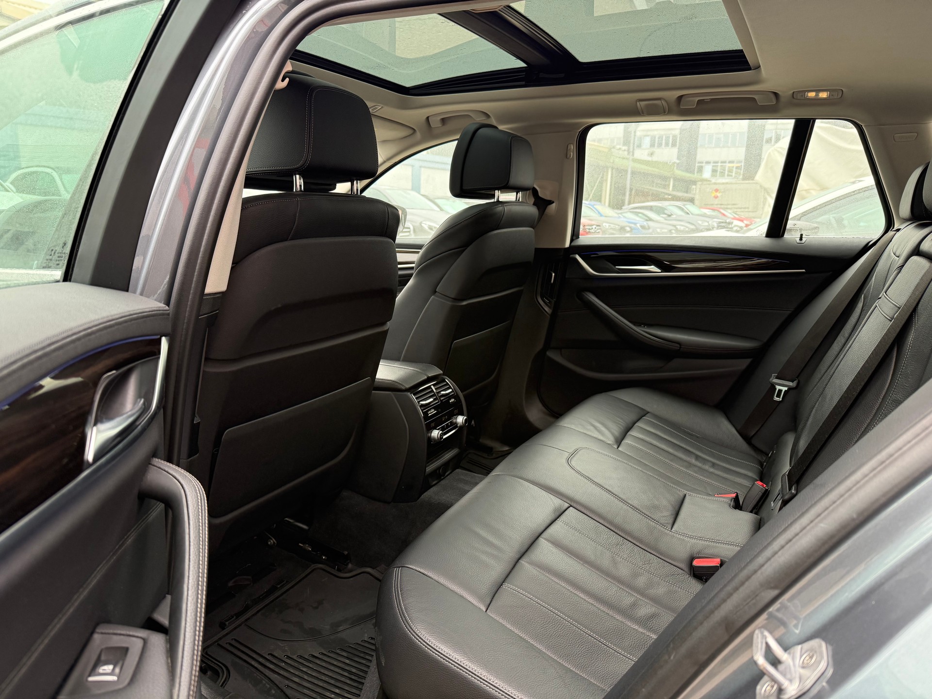 BMW 540i xDrive Touring Luxury Line Steptronic-image-11