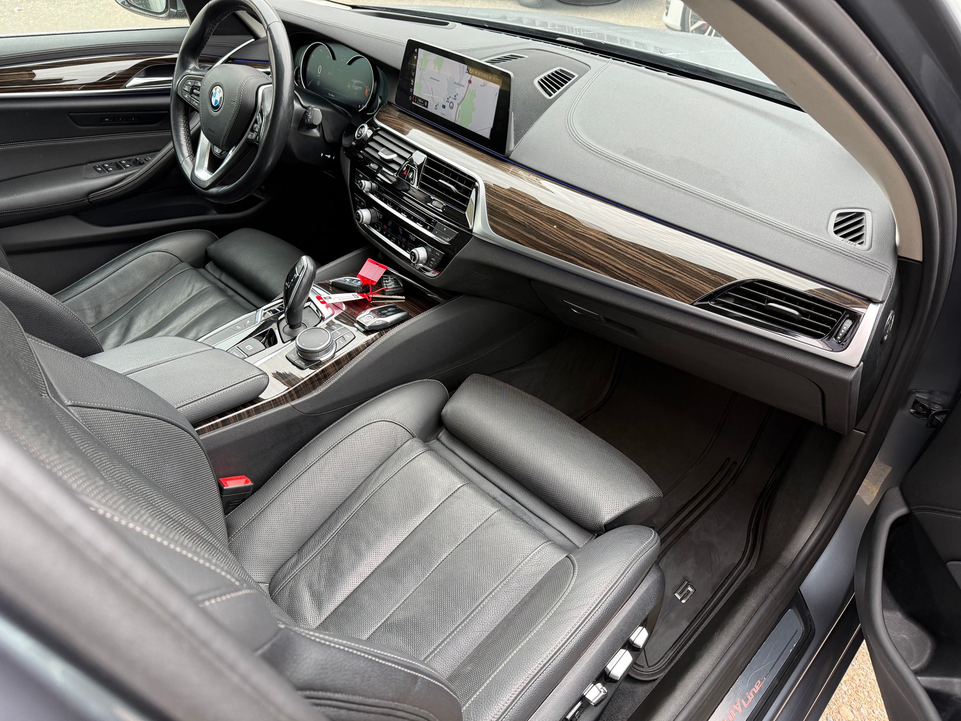 BMW 540i xDrive Touring Luxury Line Steptronic-image-12