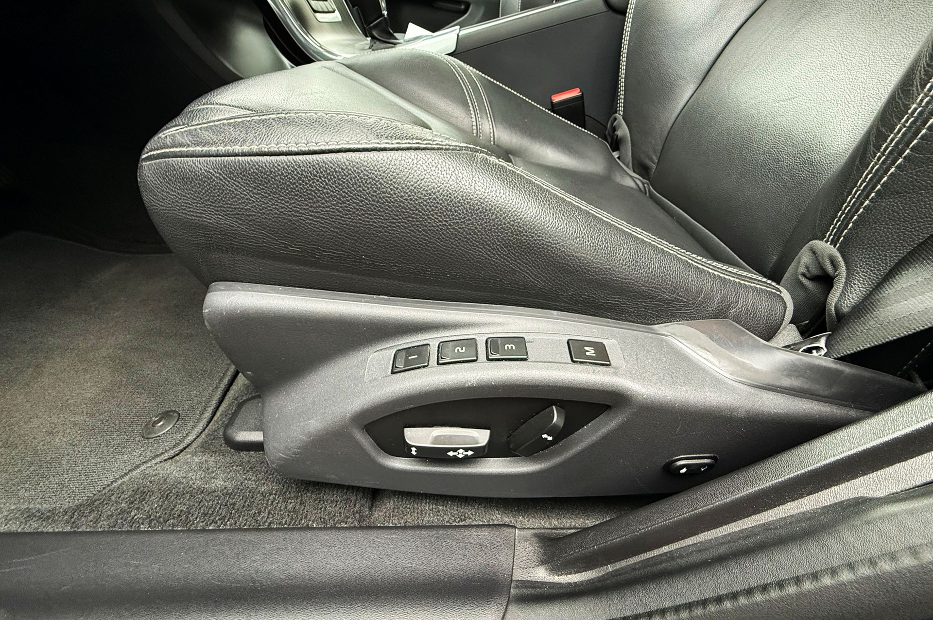 VOLVO V60 D4 Summum Geartronic-image-11
