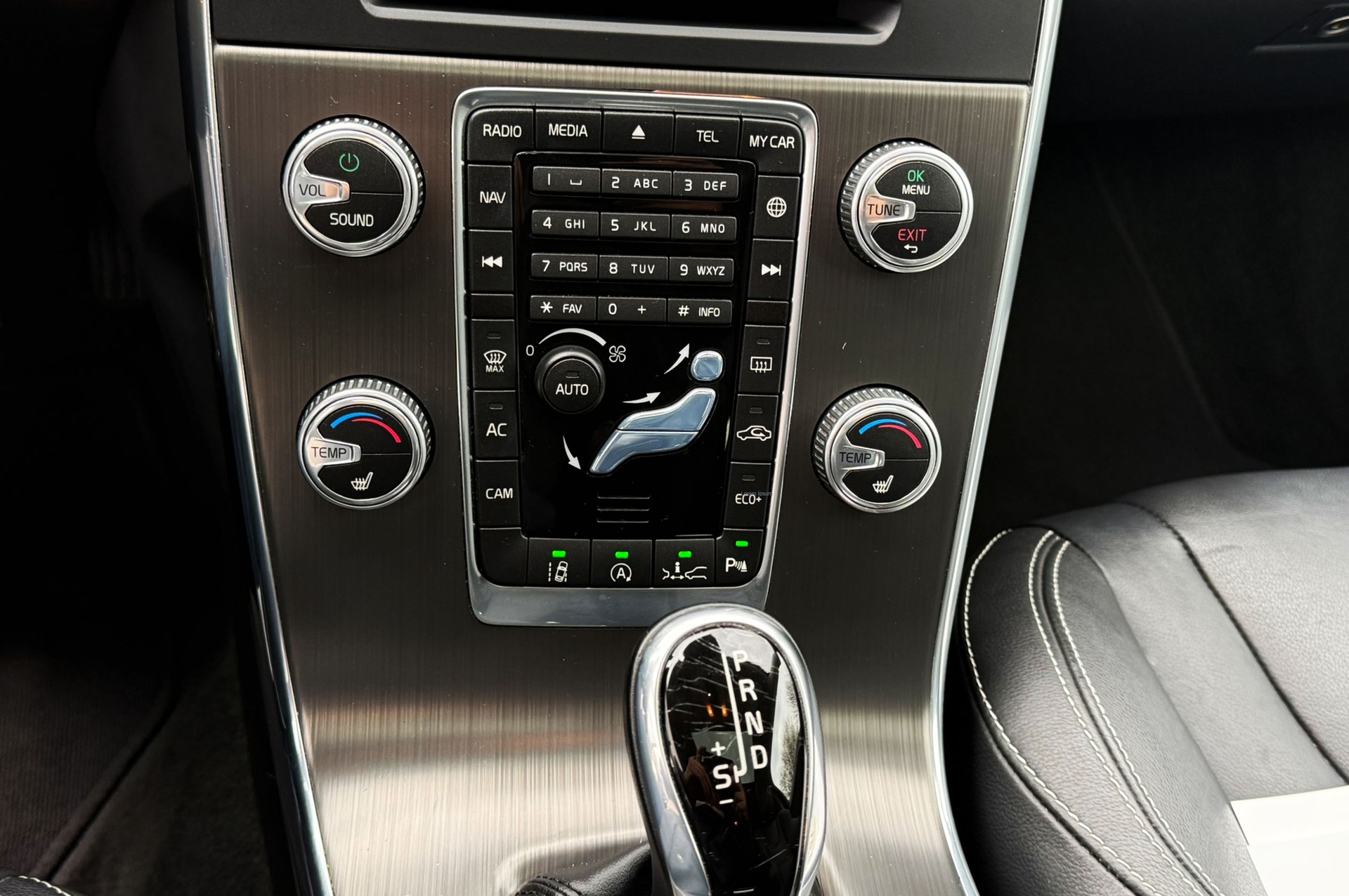 VOLVO V60 D4 Summum Geartronic-image-14