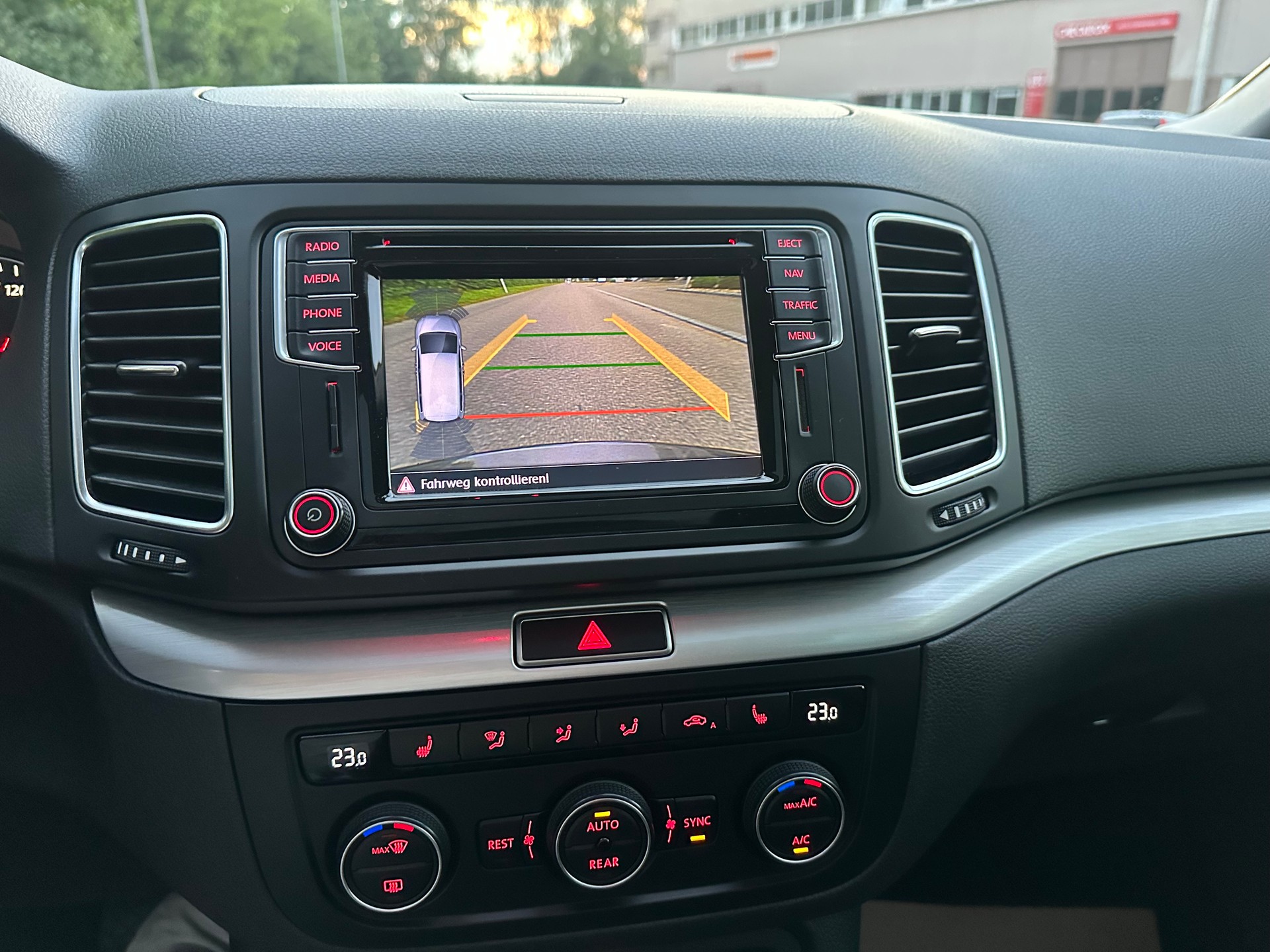 VW Sharan 2.0 TSI BMT Comfortline 7-Sitzer-image-11