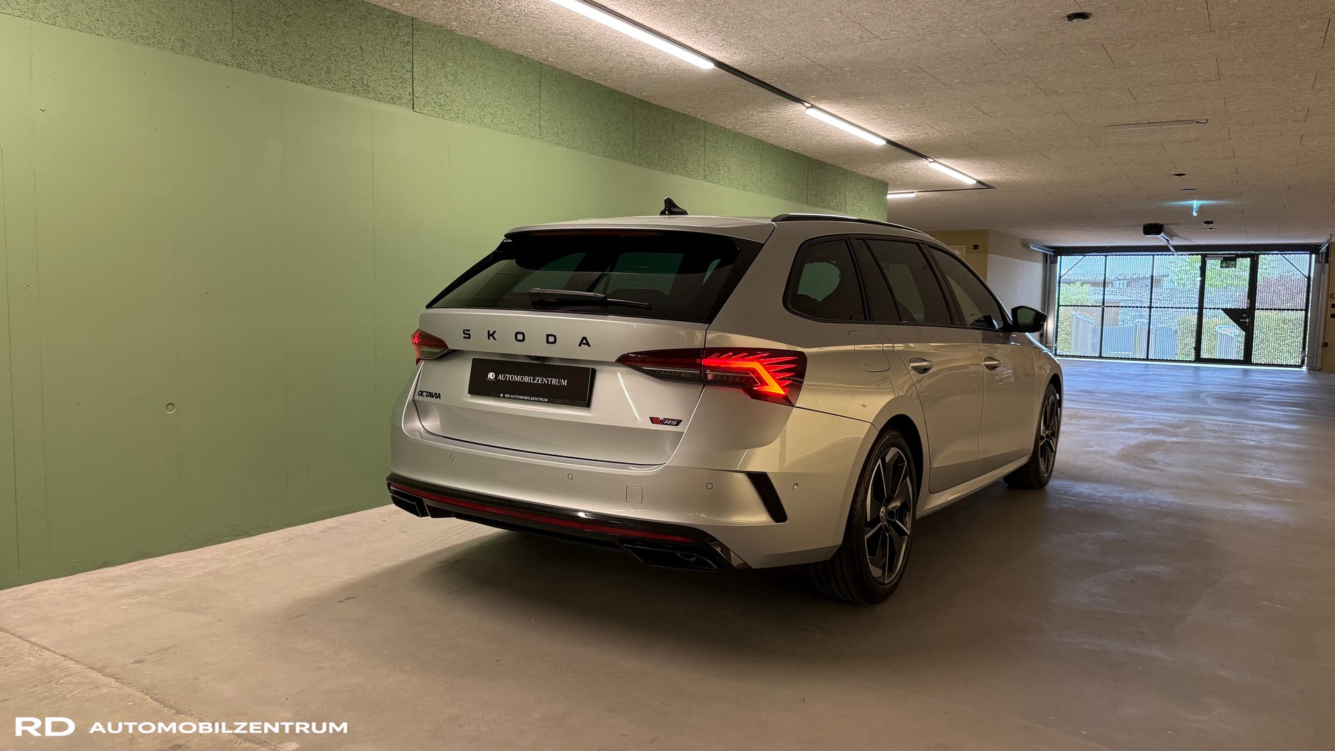 SKODA Octavia Combi 2.0 TSI DSG RS-image-14