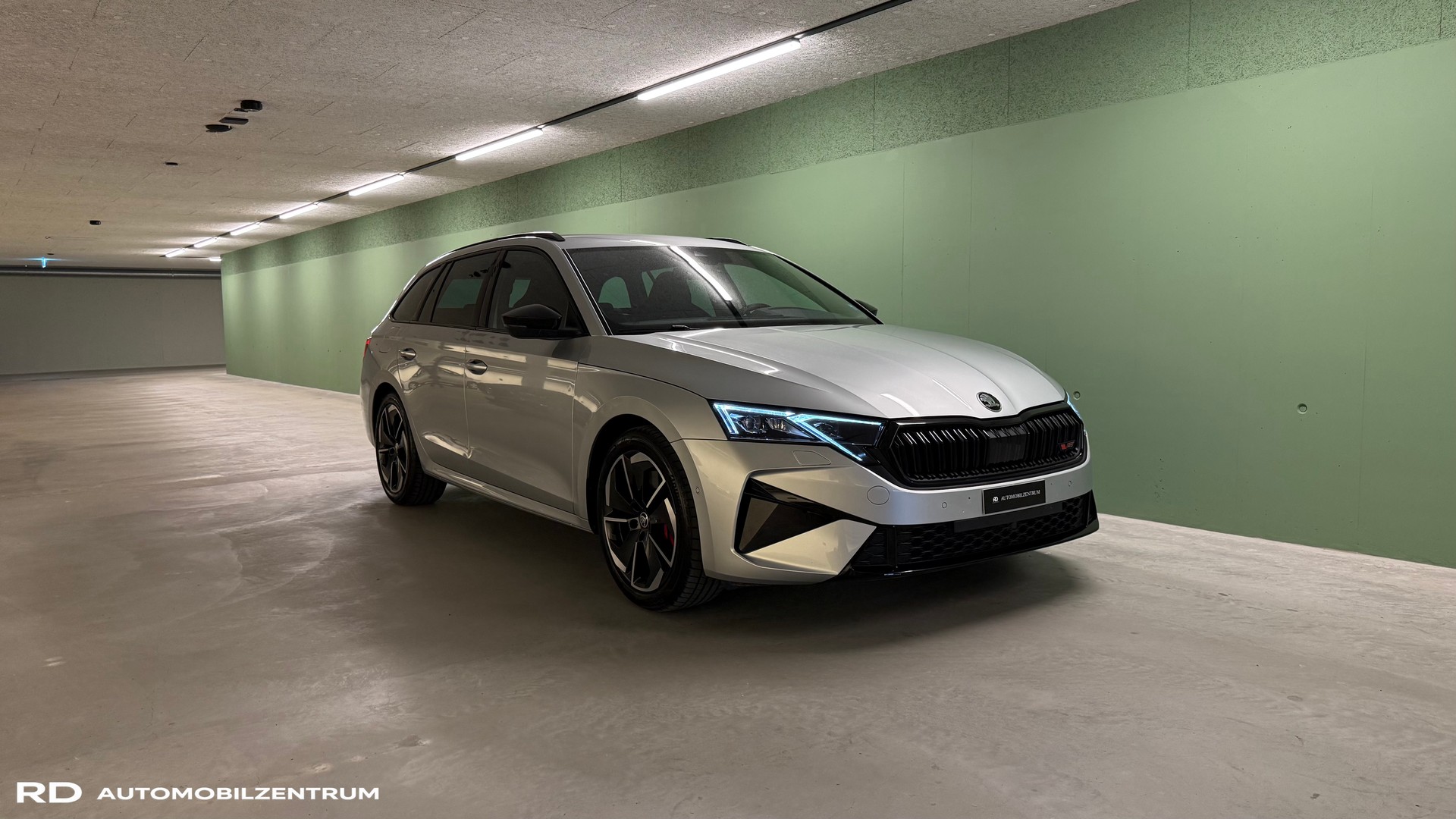SKODA Octavia Combi 2.0 TSI DSG RS-image-15