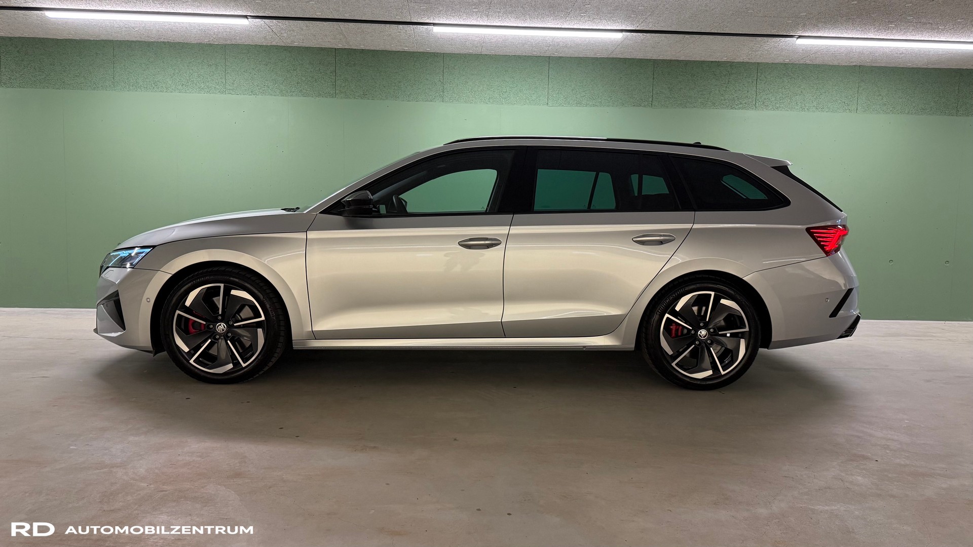 SKODA Octavia Combi 2.0 TSI DSG RS-image-2