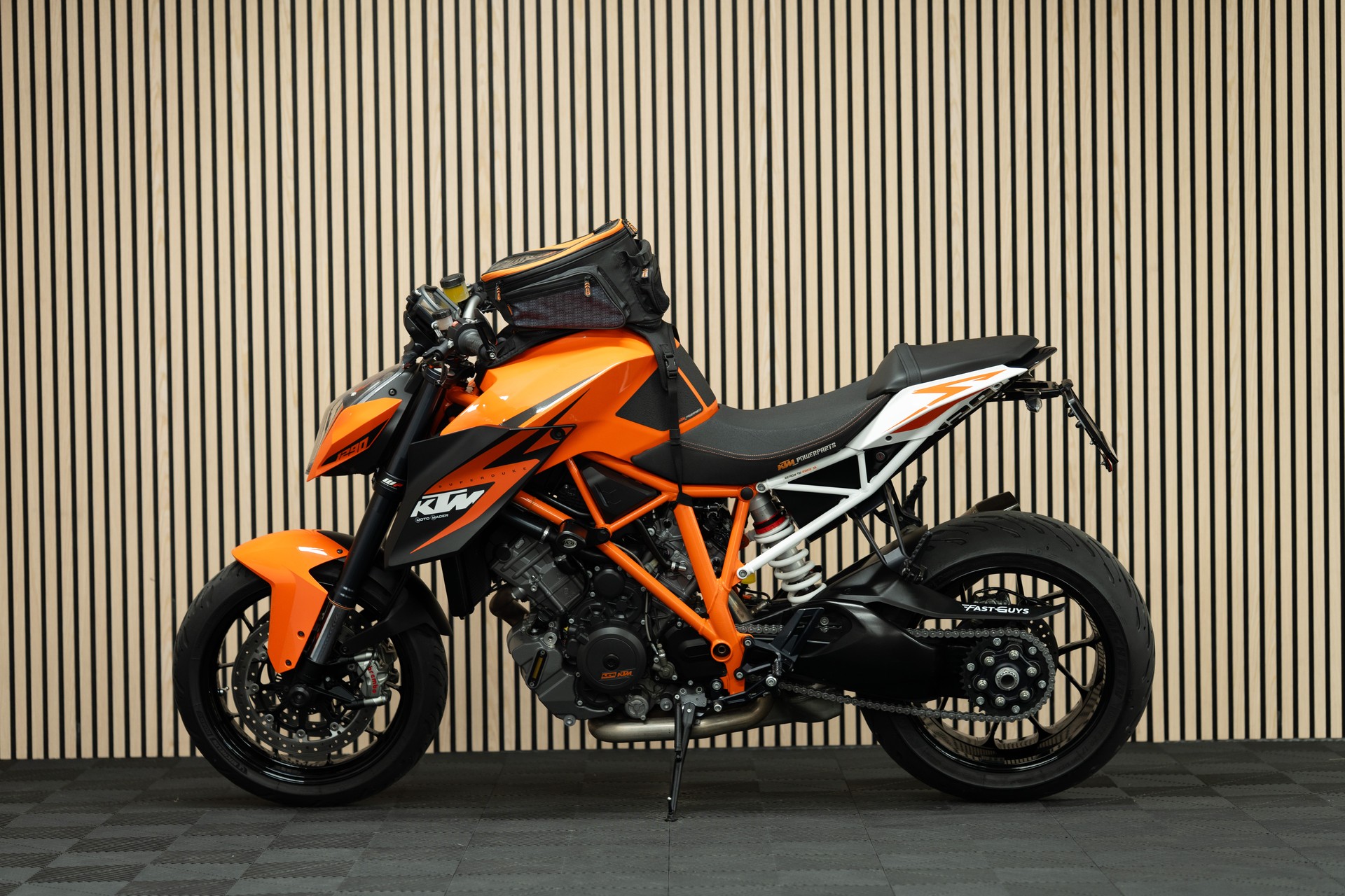 KTM 1290 Super Duke R-showroom-element-1