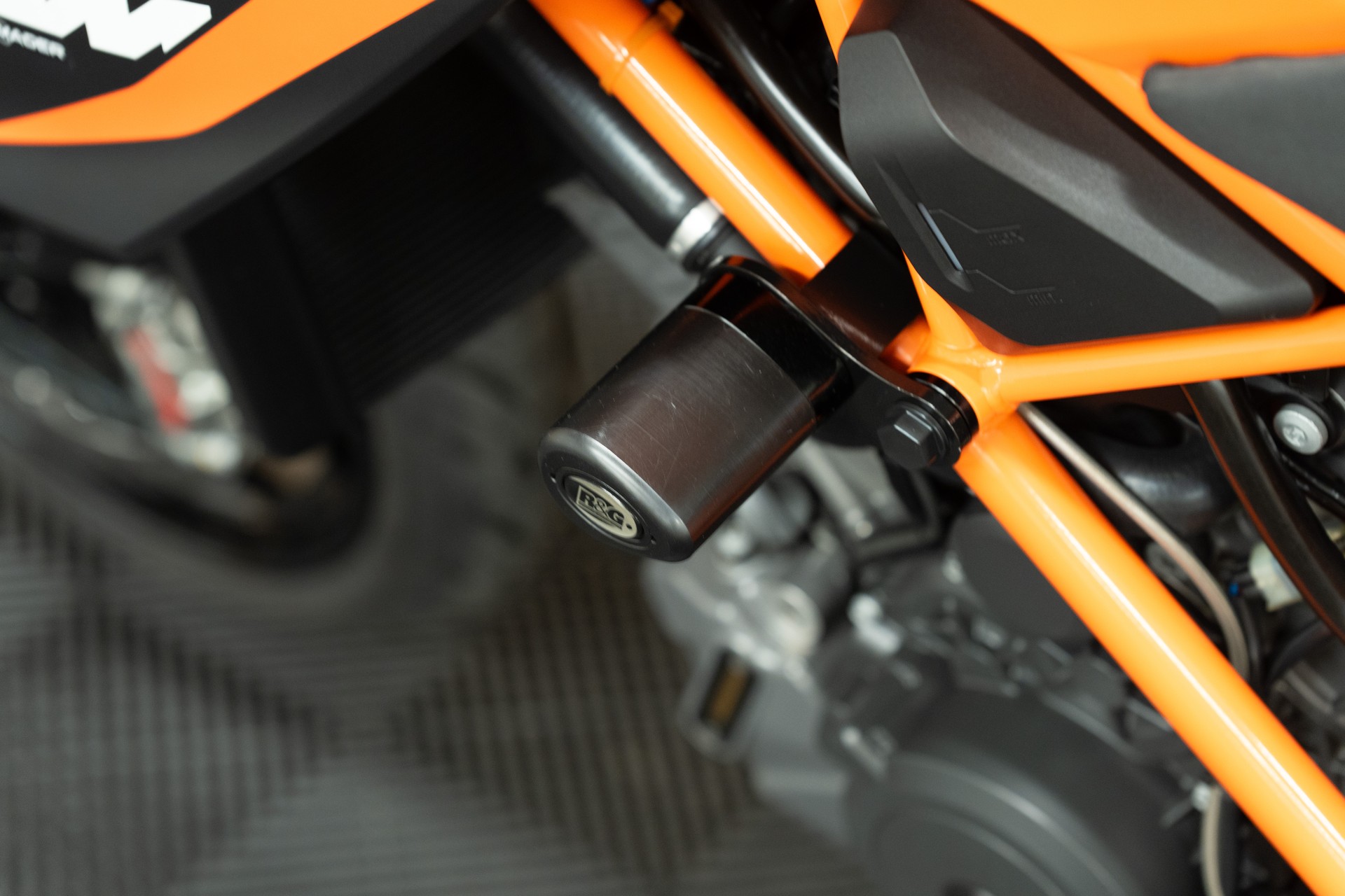 KTM 1290 Super Duke R-showroom-element-2