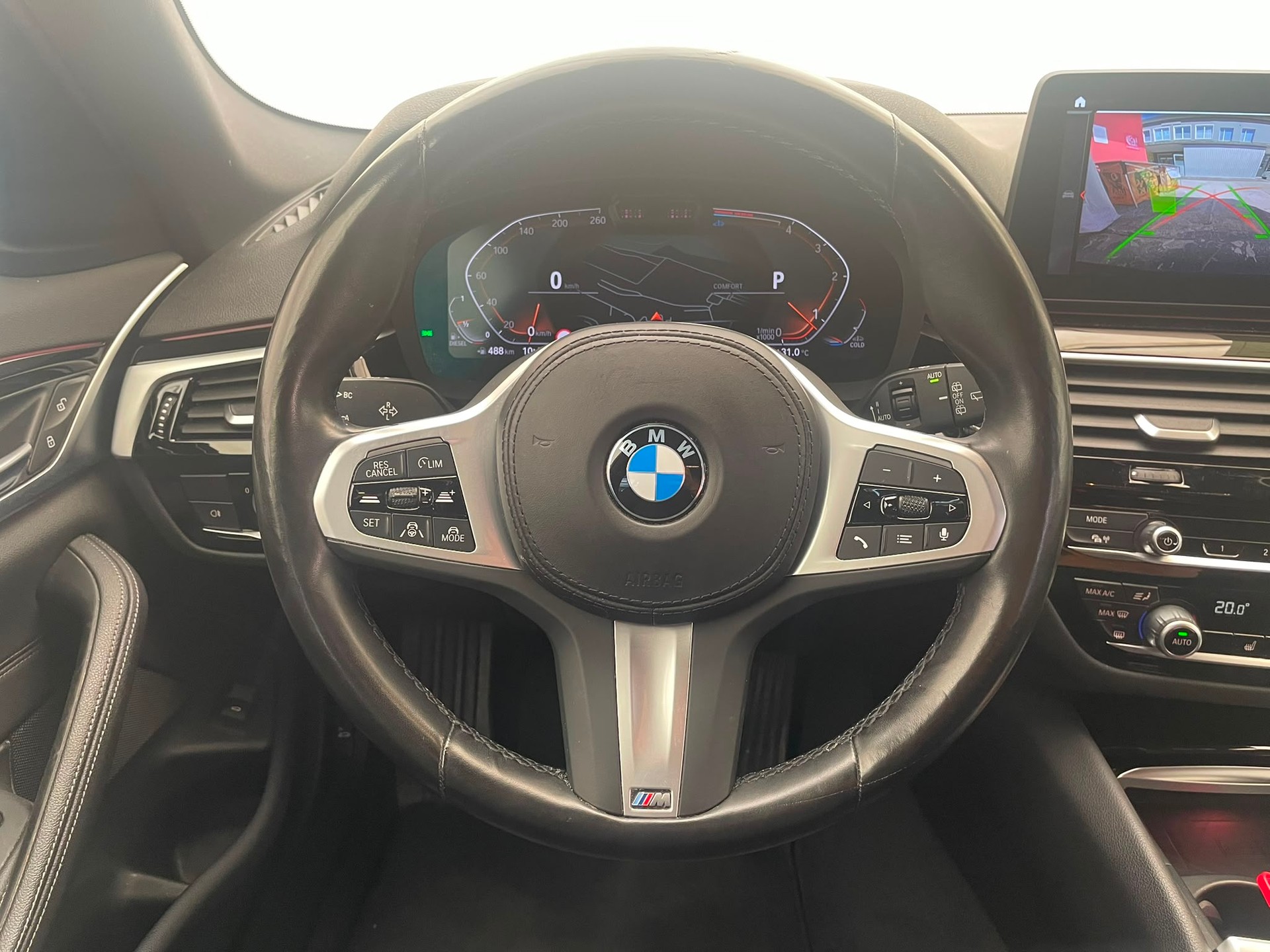 BMW 520d xDrive Touring-image-16