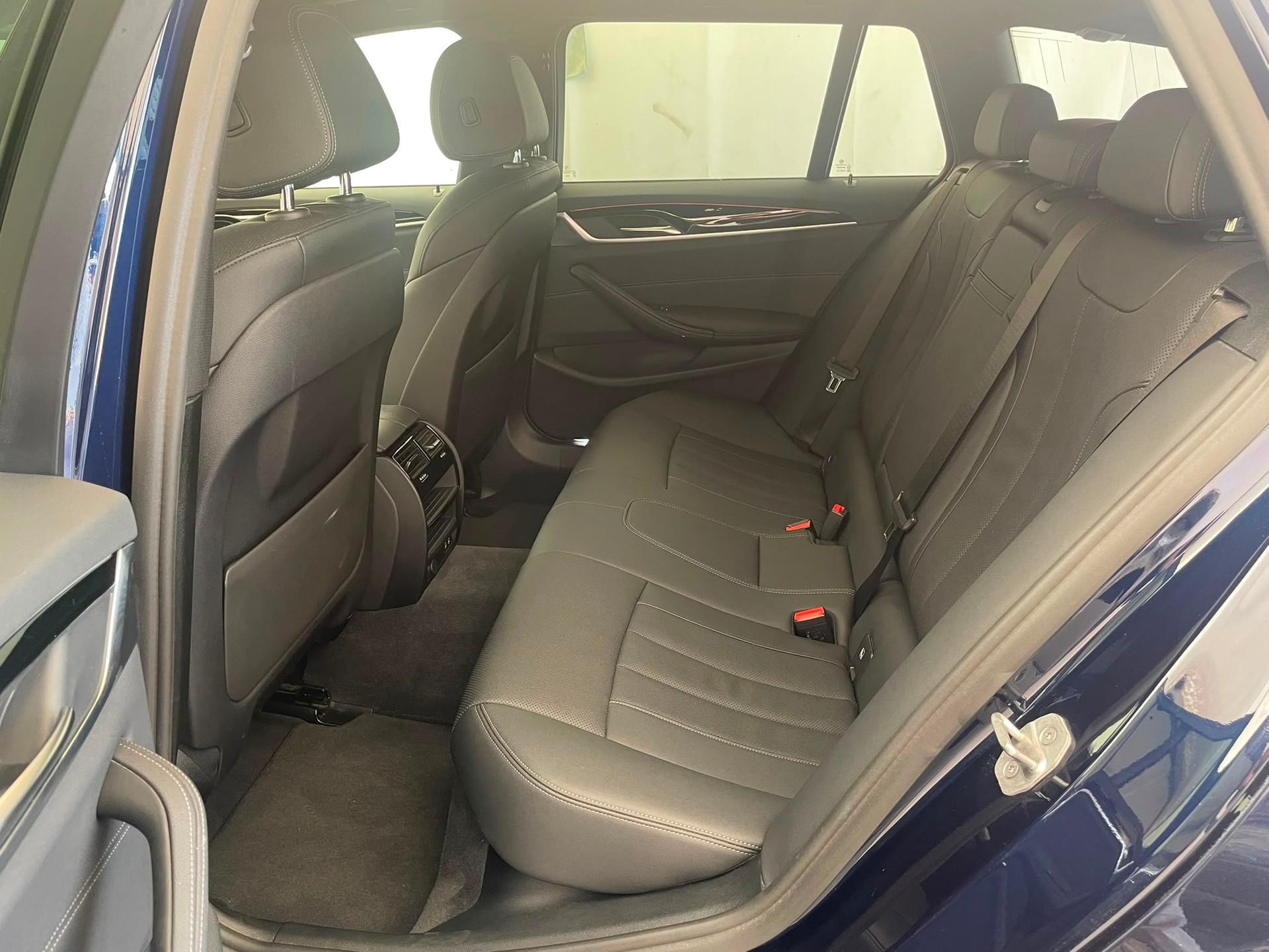 BMW 520d xDrive Touring-image-9