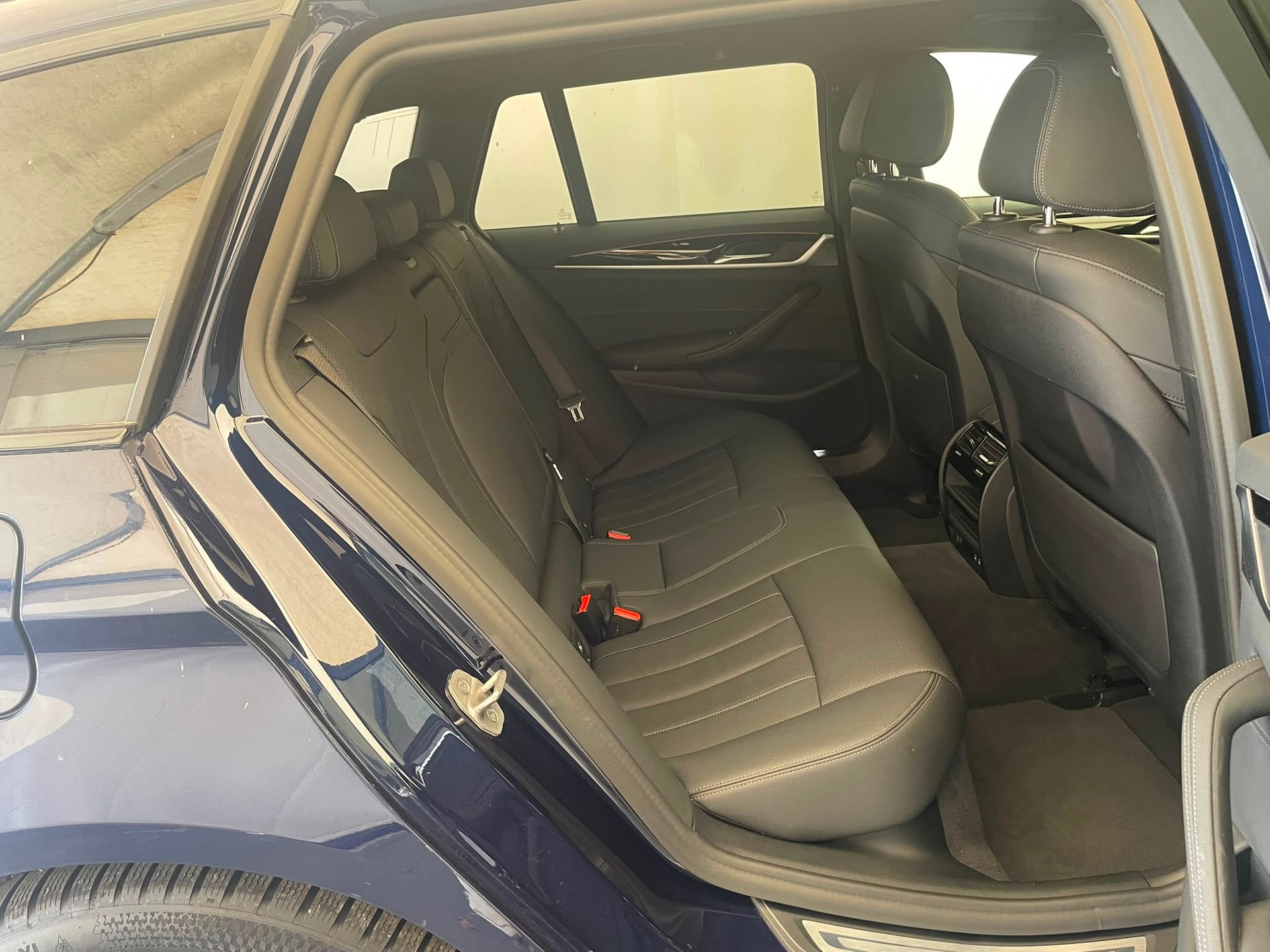 BMW 520d xDrive Touring-image-11