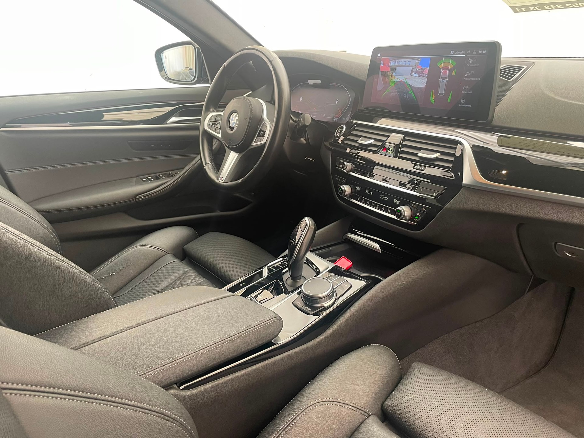 BMW 520d xDrive Touring-image-13