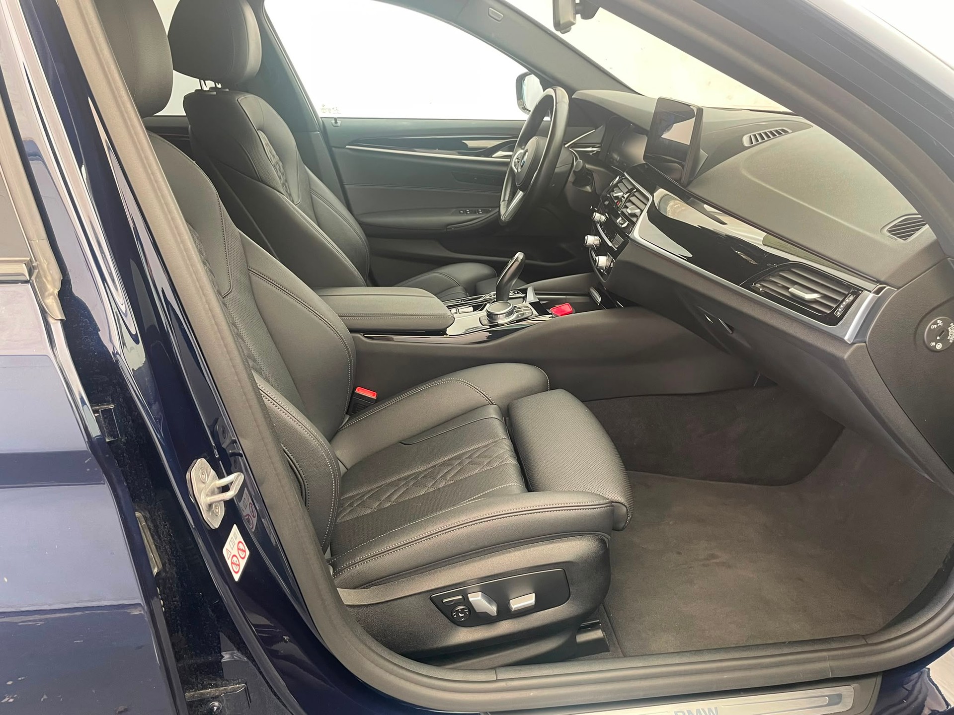 BMW 520d xDrive Touring-image-12