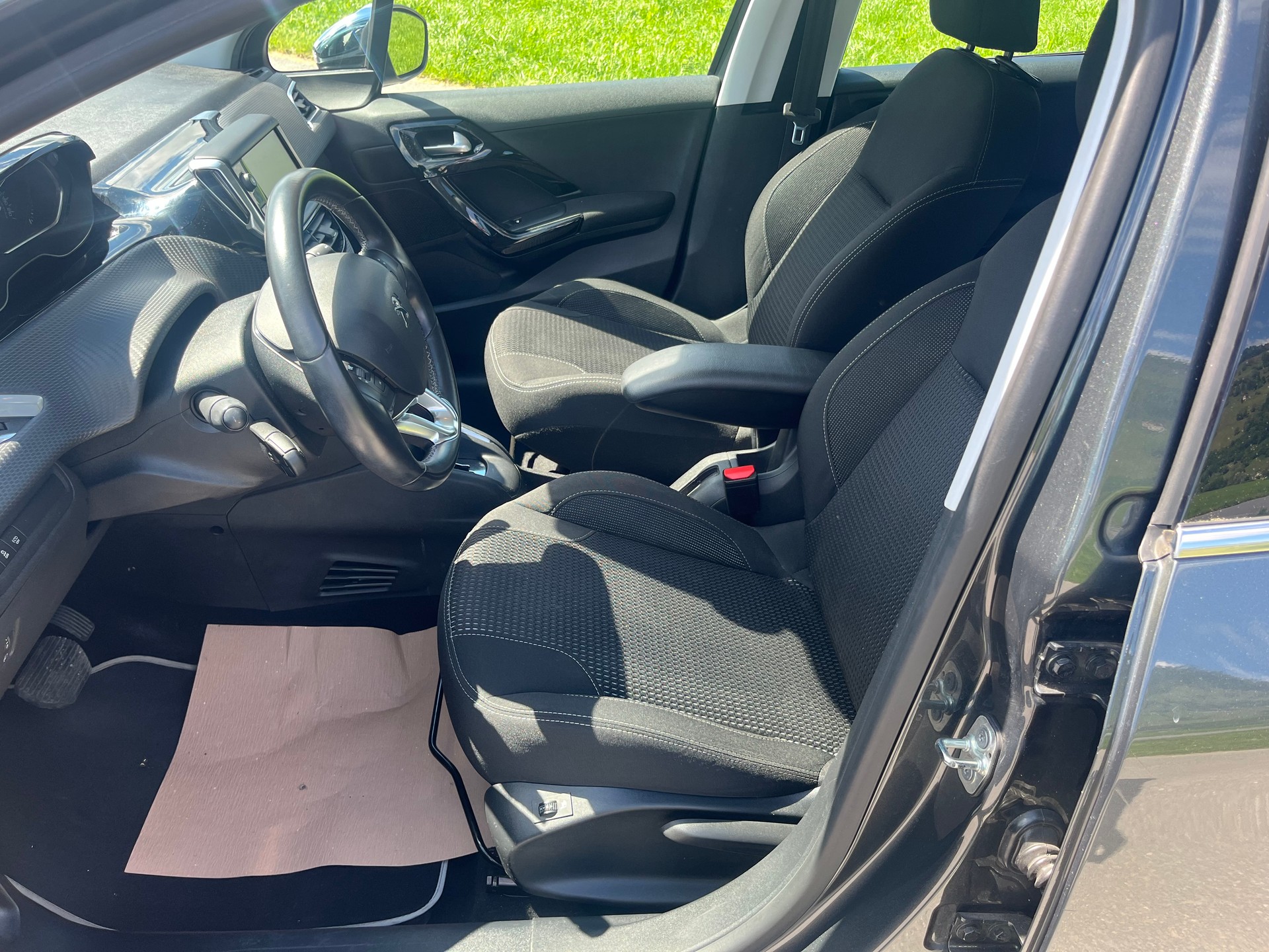 PEUGEOT 208 1.2 PureTech Allure EAT6-image-10