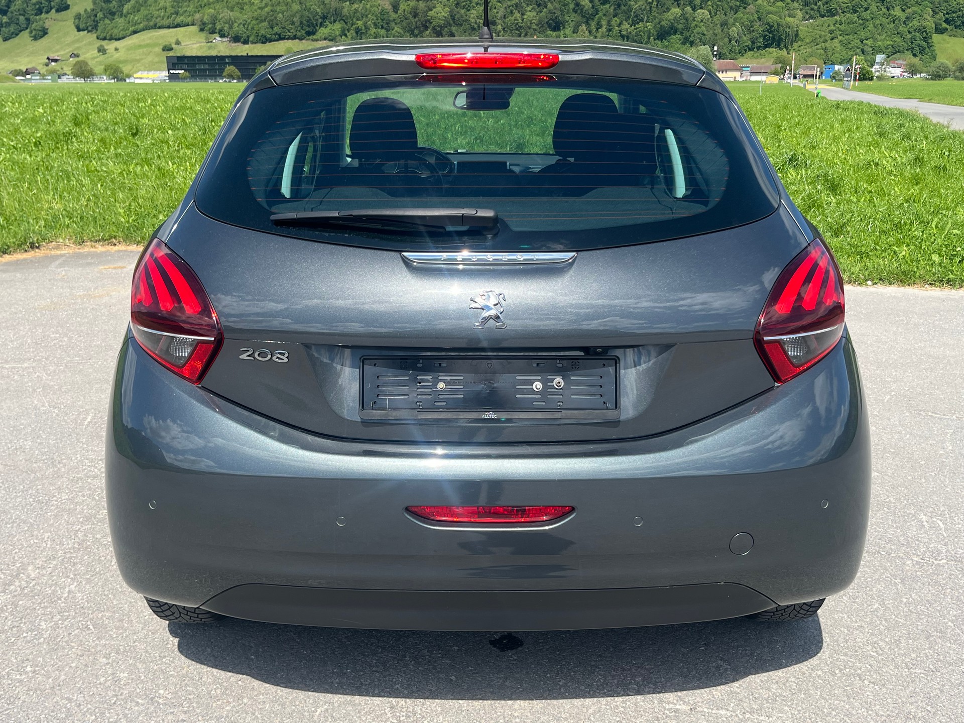 PEUGEOT 208 1.2 PureTech Allure EAT6-image-8