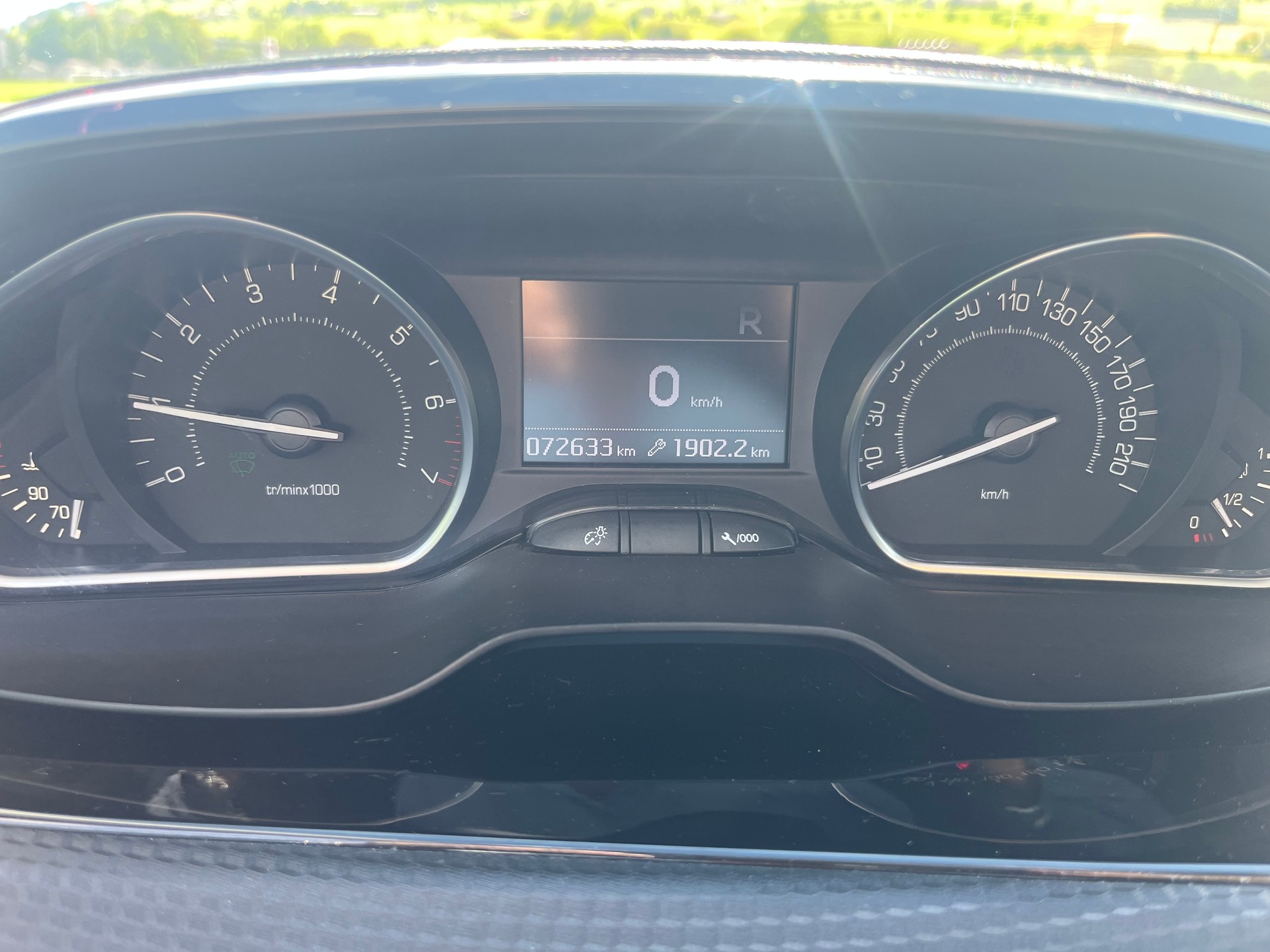 PEUGEOT 208 1.2 PureTech Allure EAT6-image-6