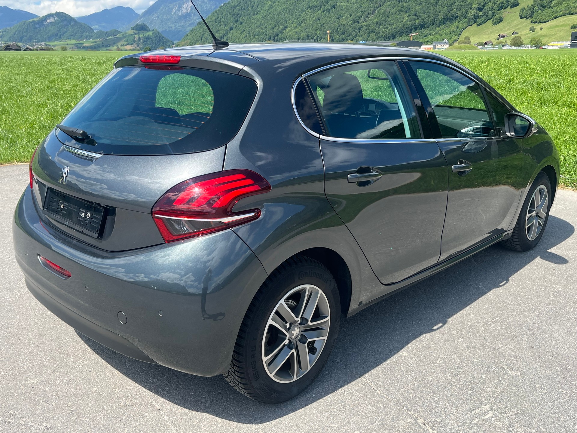 PEUGEOT 208 1.2 PureTech Allure EAT6-image-9