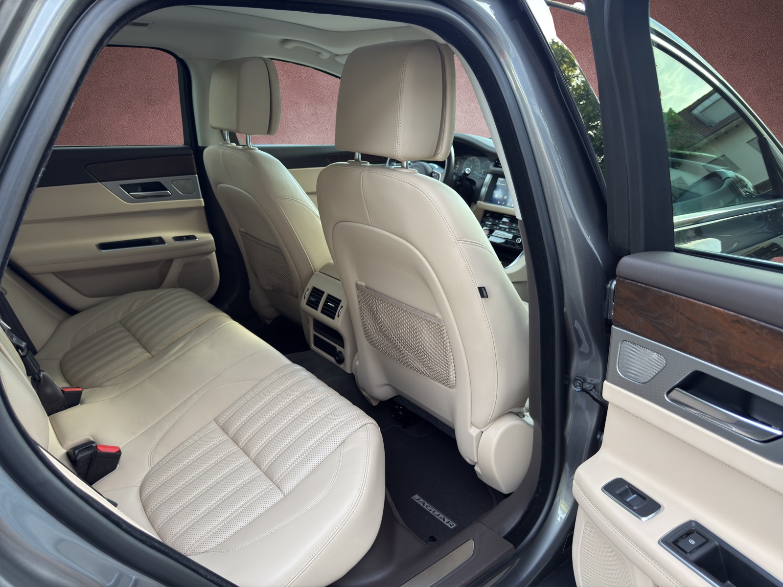 JAGUAR XF Sportbrake 25d Portfolio AWD Automatic-image-12