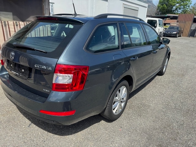 SKODA Octavia Combi 1.8 TSI Ambition 4x4 DSG-image-8