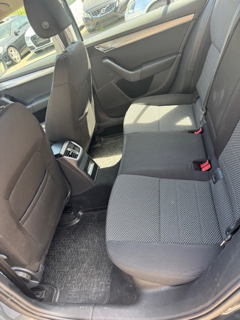 SKODA Octavia Combi 1.8 TSI Ambition 4x4 DSG-image-4