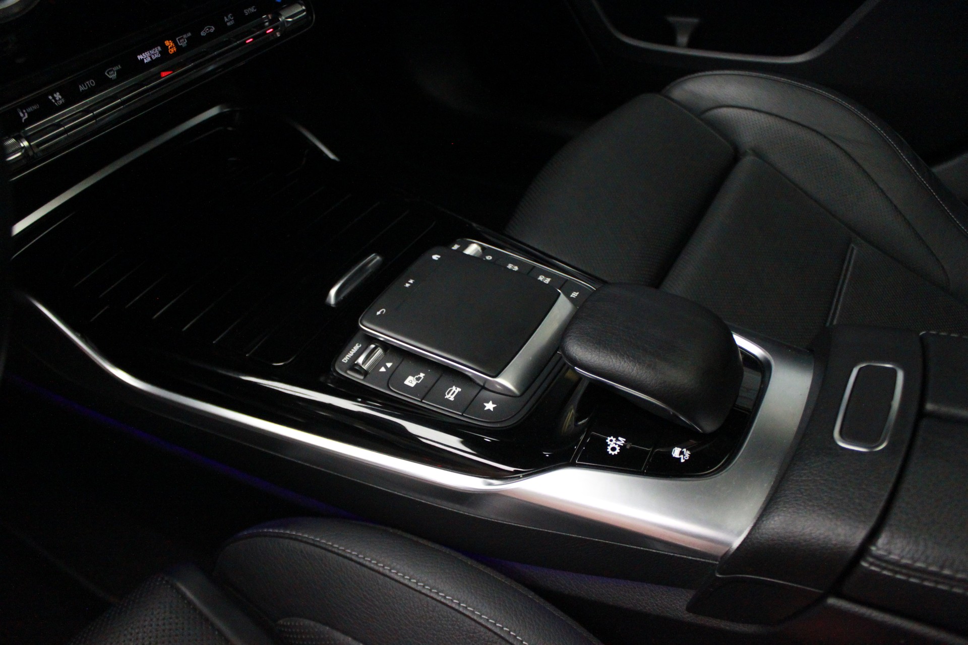 MERCEDES-BENZ A 45 S AMG 4Matic+ Speedshift-image-17