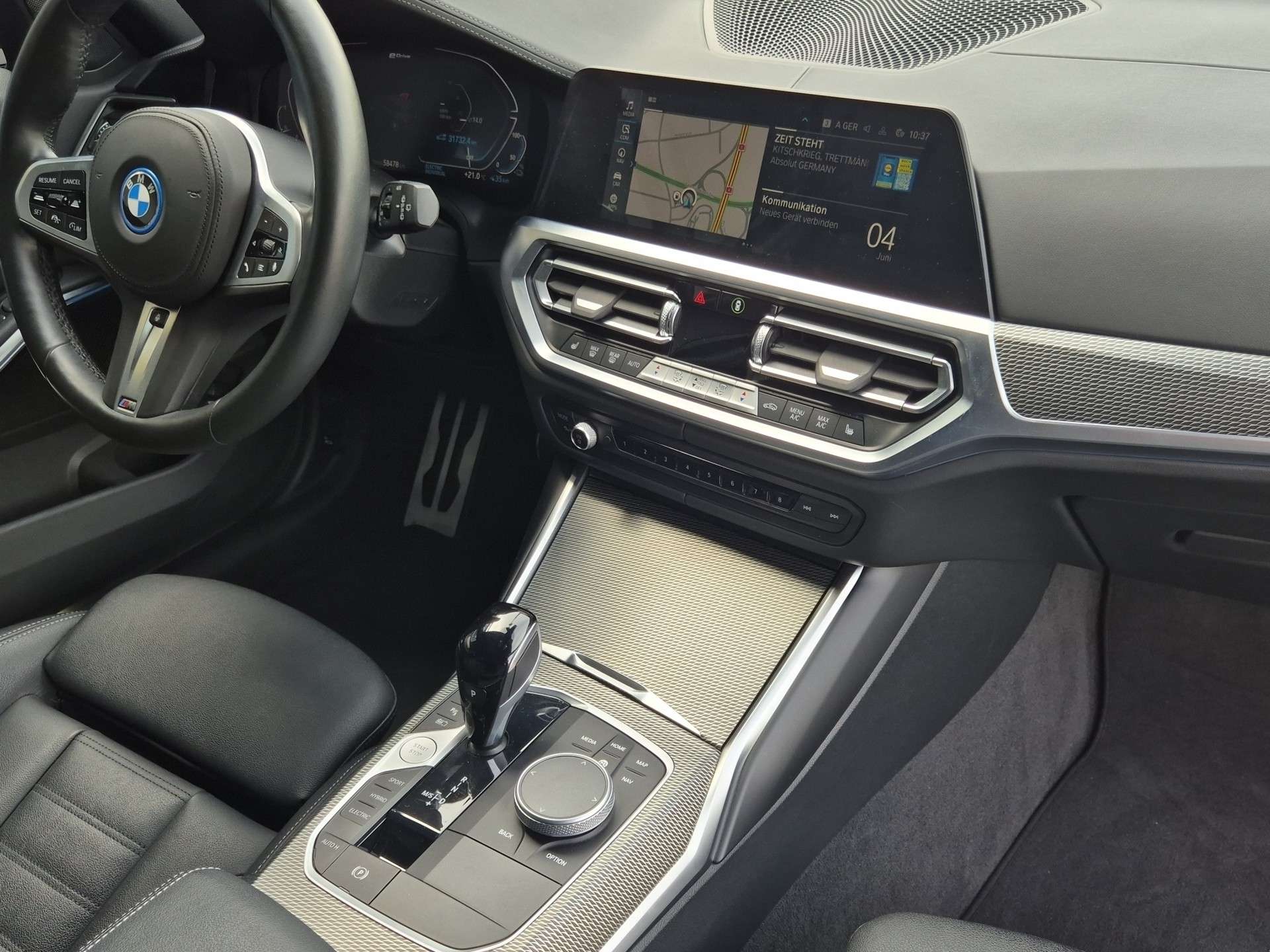 BMW 330e x DriveTouring M Sport Steptronic-image-16