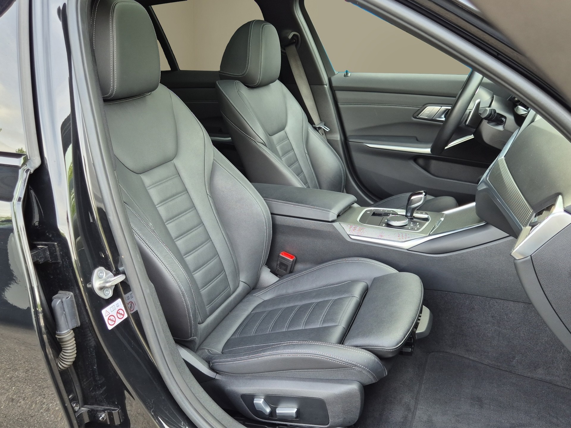 BMW 330e x DriveTouring M Sport Steptronic-image-15