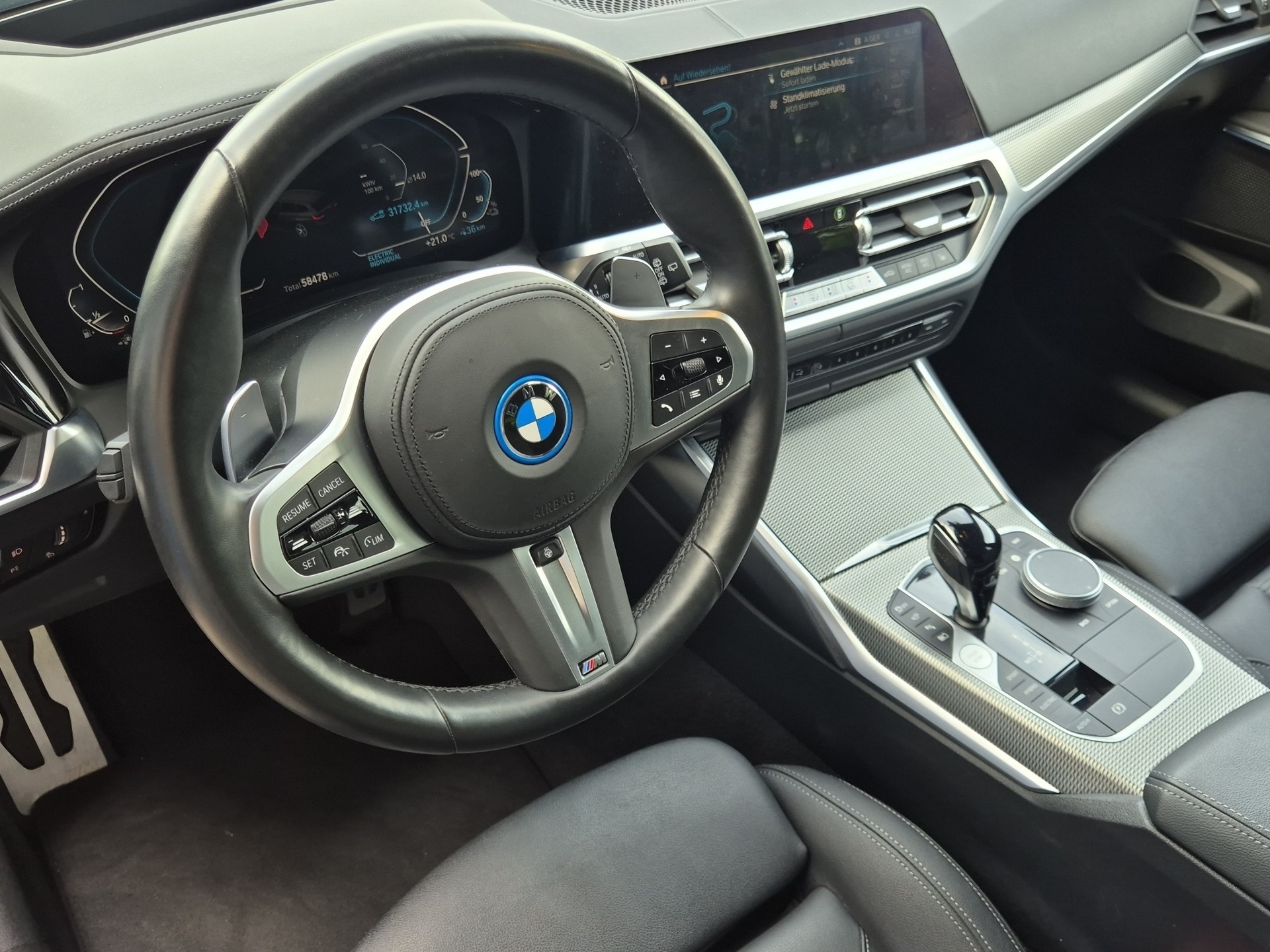 BMW 330e x DriveTouring M Sport Steptronic-image-10