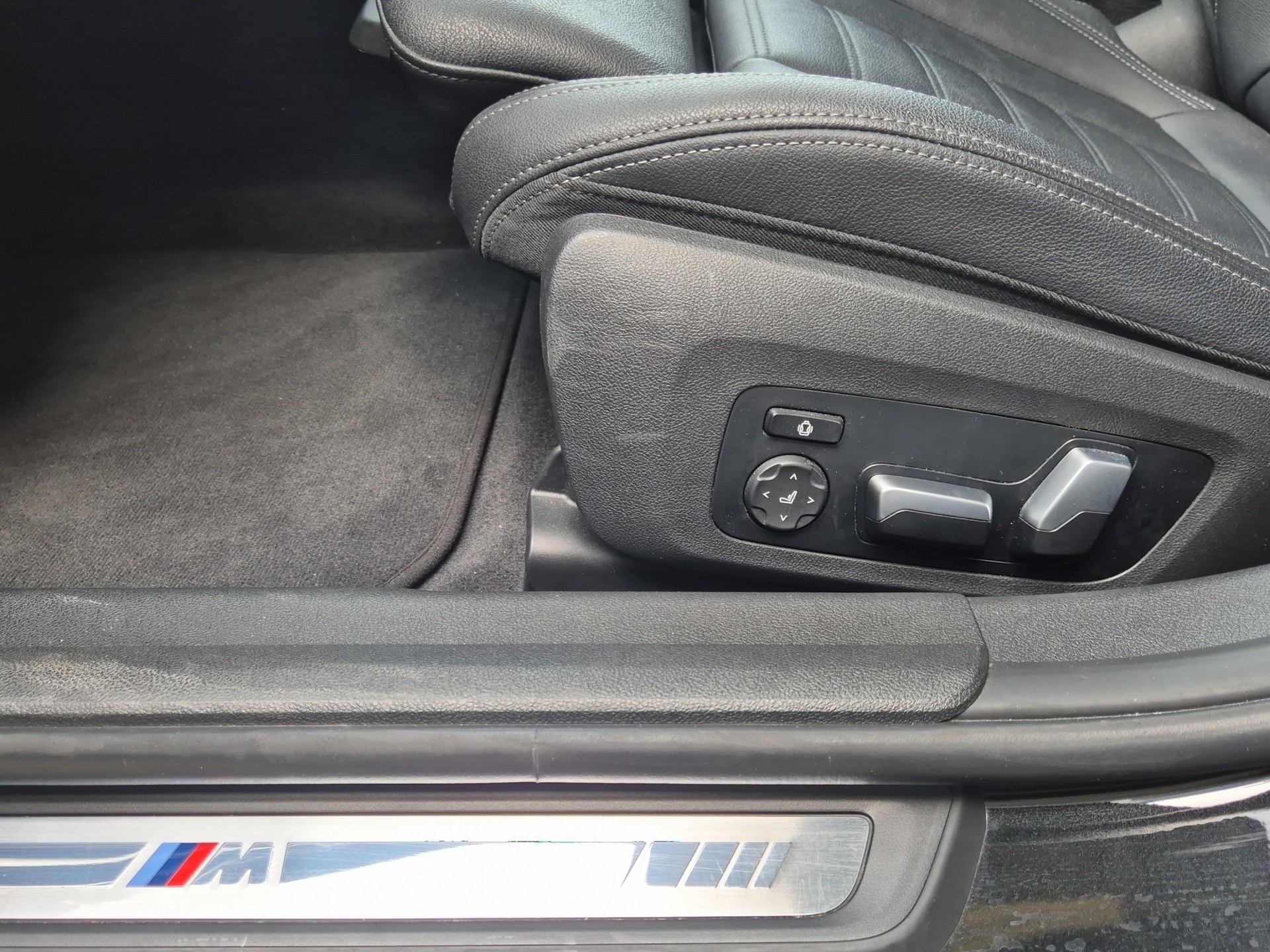 BMW 330e x DriveTouring M Sport Steptronic-image-9