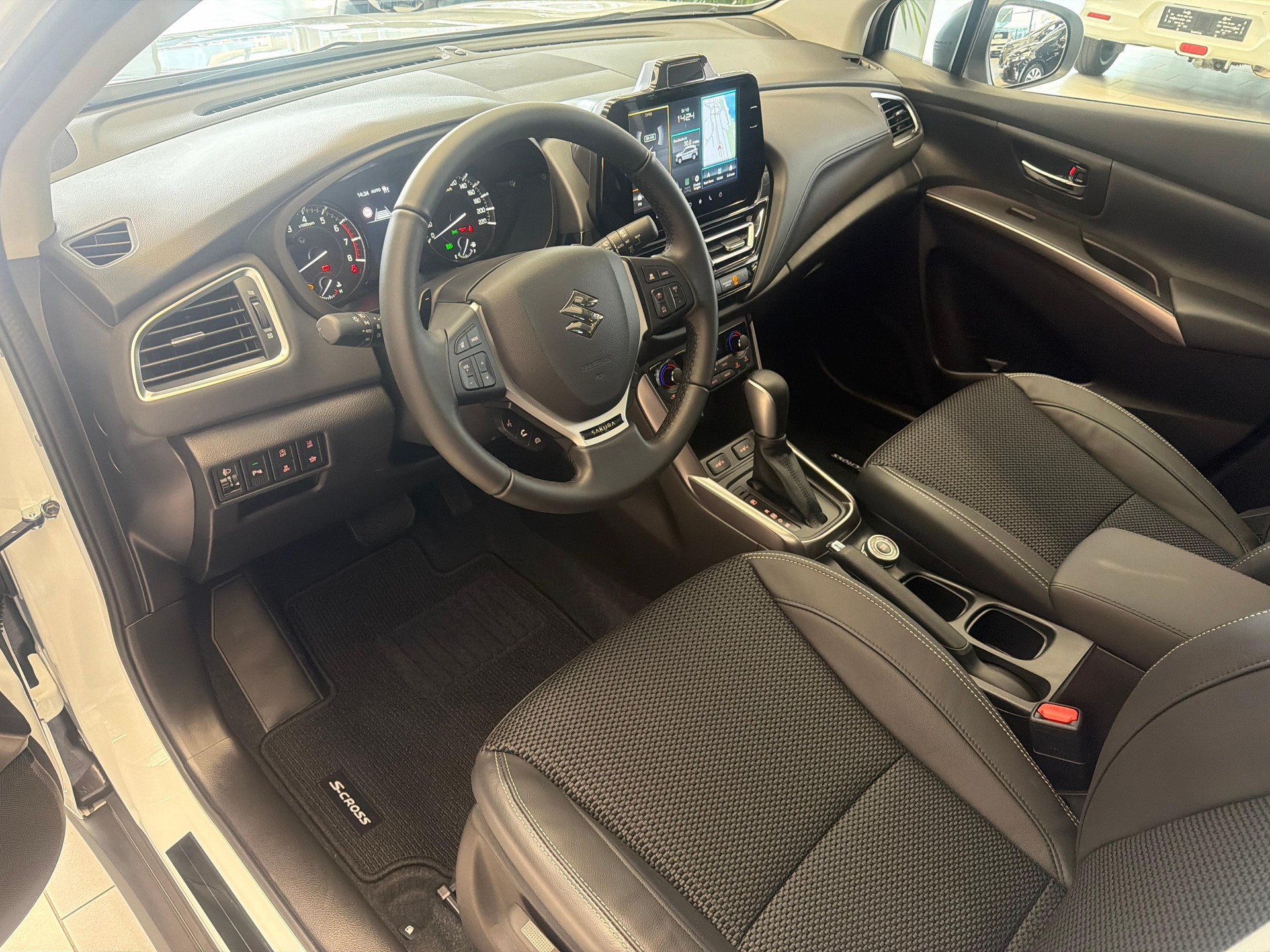 SUZUKI S-Cross 1.4 T Sakura Top Hybrid 4x4-image-9