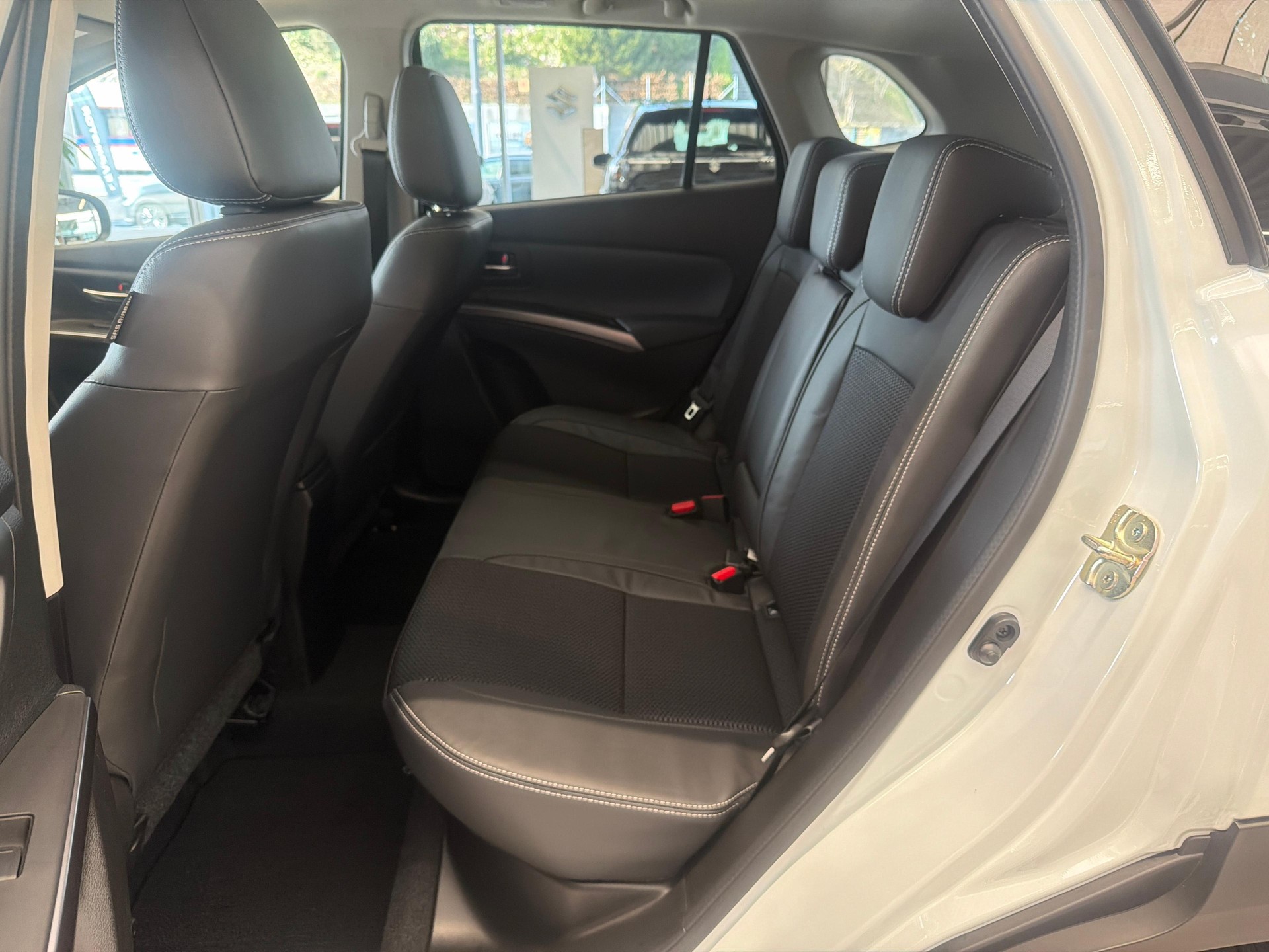 SUZUKI S-Cross 1.4 T Sakura Top Hybrid 4x4-image-10