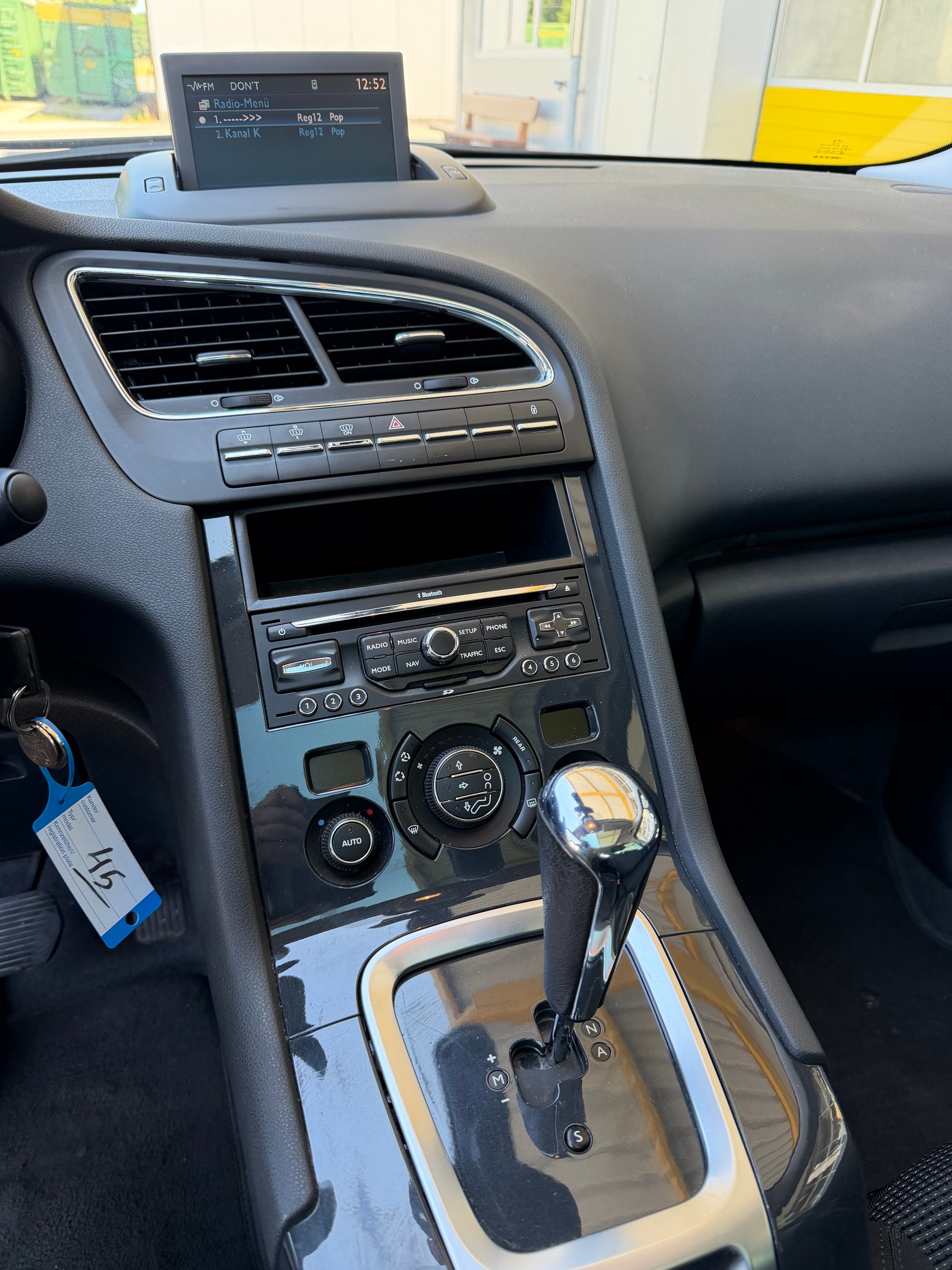 PEUGEOT 5008 1.6 HDI Business EGS6-image-11