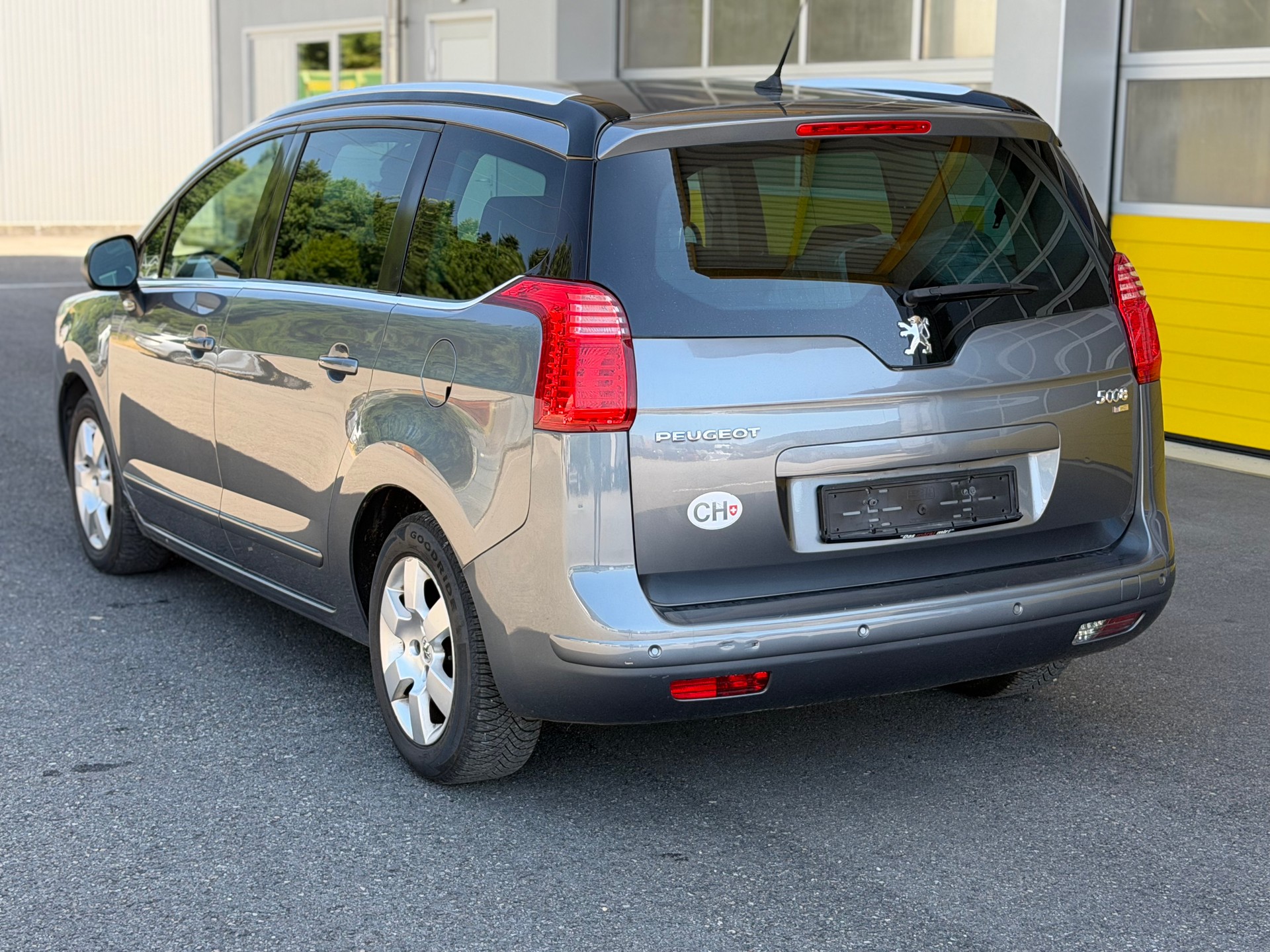 PEUGEOT 5008 1.6 HDI Business EGS6-image-6